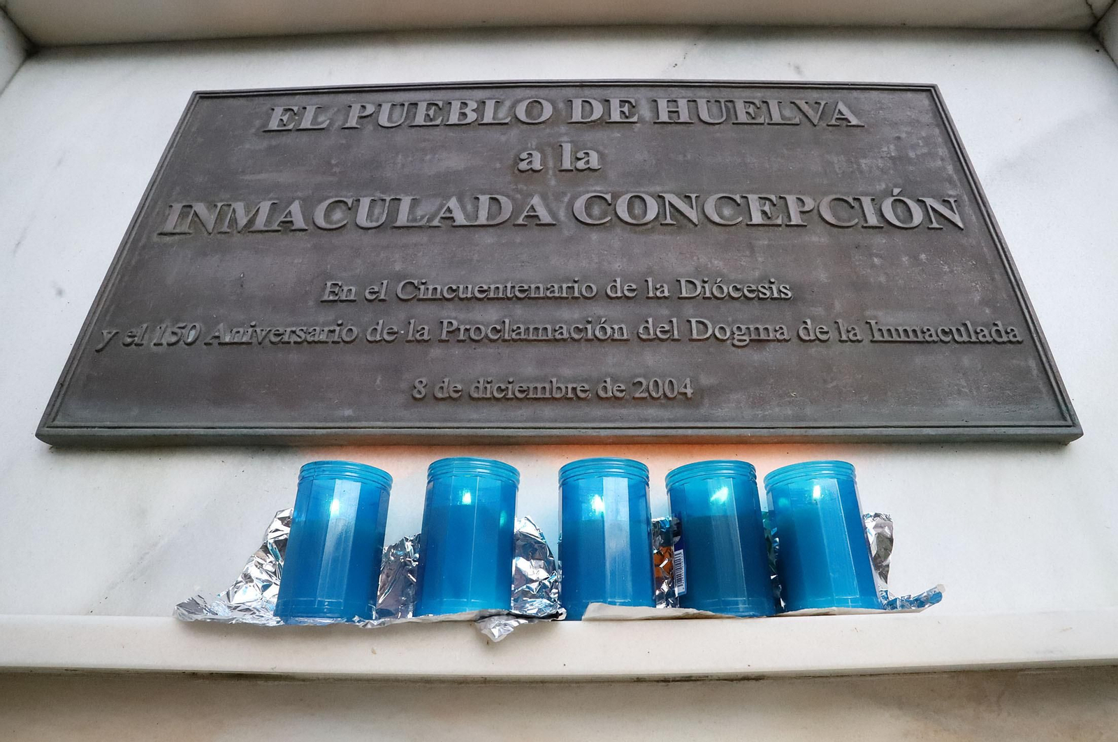 Imágenes de la ofrenda floral de los tunos al monumento de la Inmaculada Imágenes de la ofrenda floral de los tunos al monumento de la Inmaculada