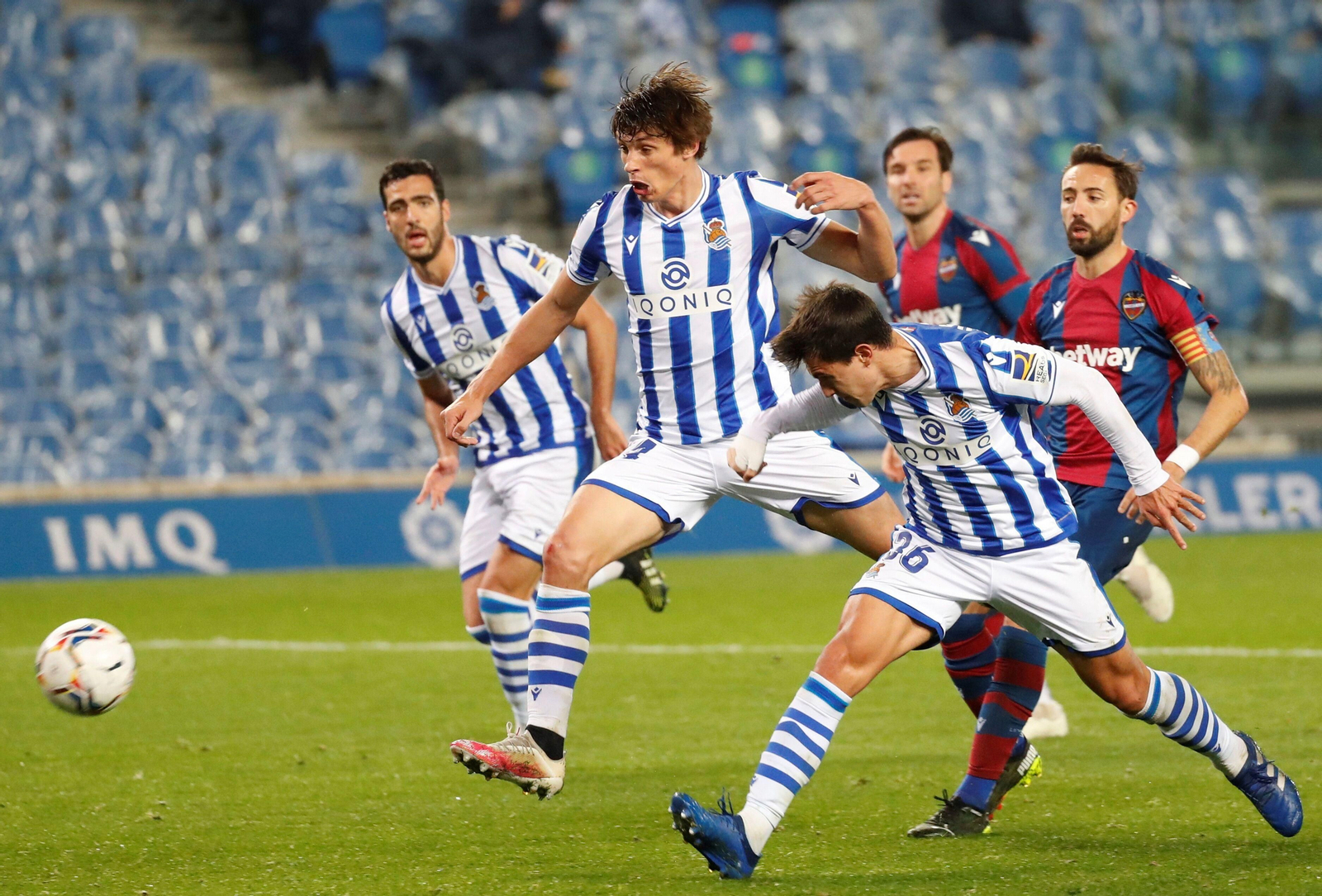 La Real Sociedad llega a Granada tras doblegar al Levante.