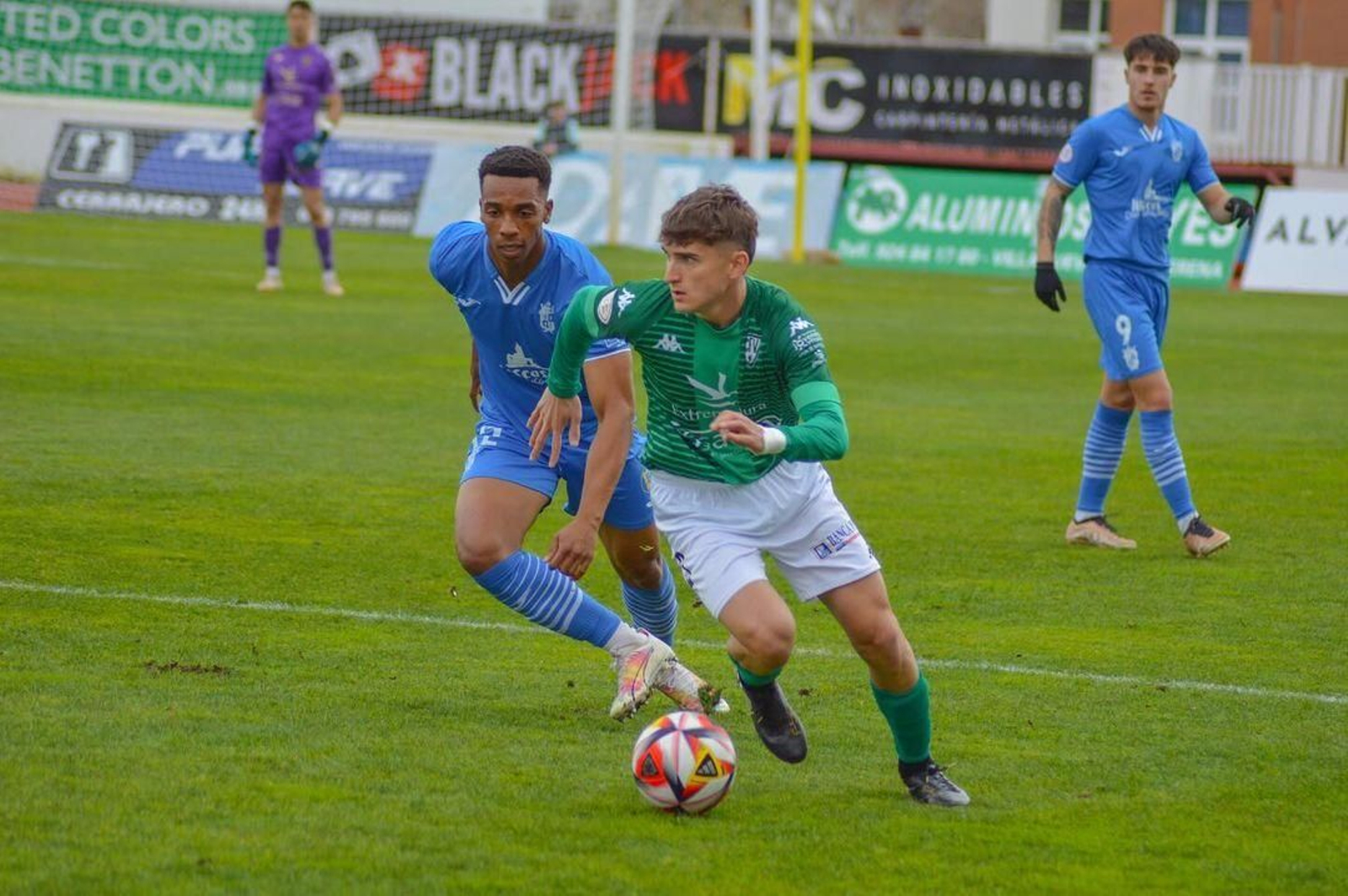 Isra Cano, en una acción de la pasada campaña con el CF Villanovense.