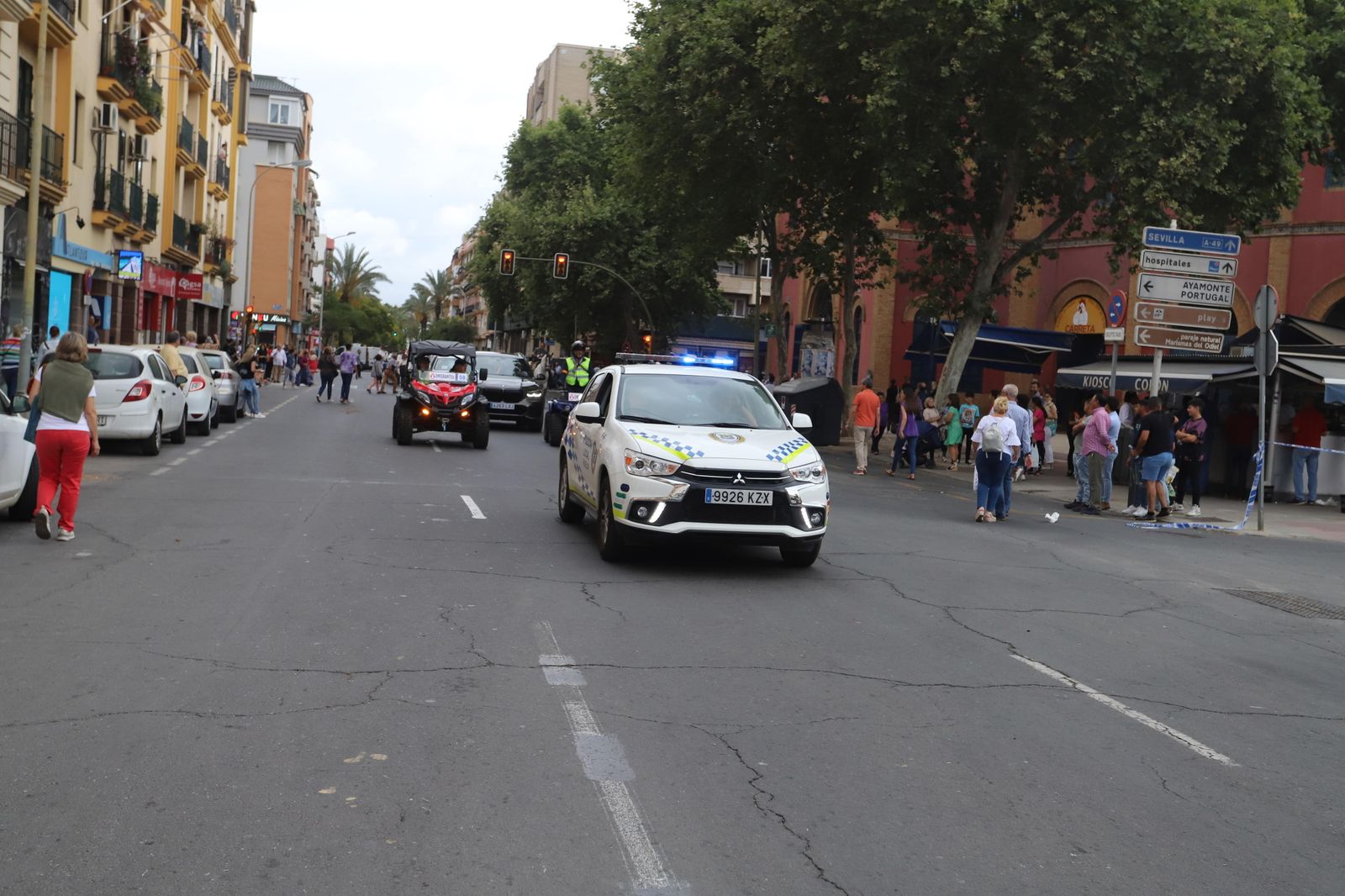 La Policía Local en la salida de las Hermandades hacia la aldea.