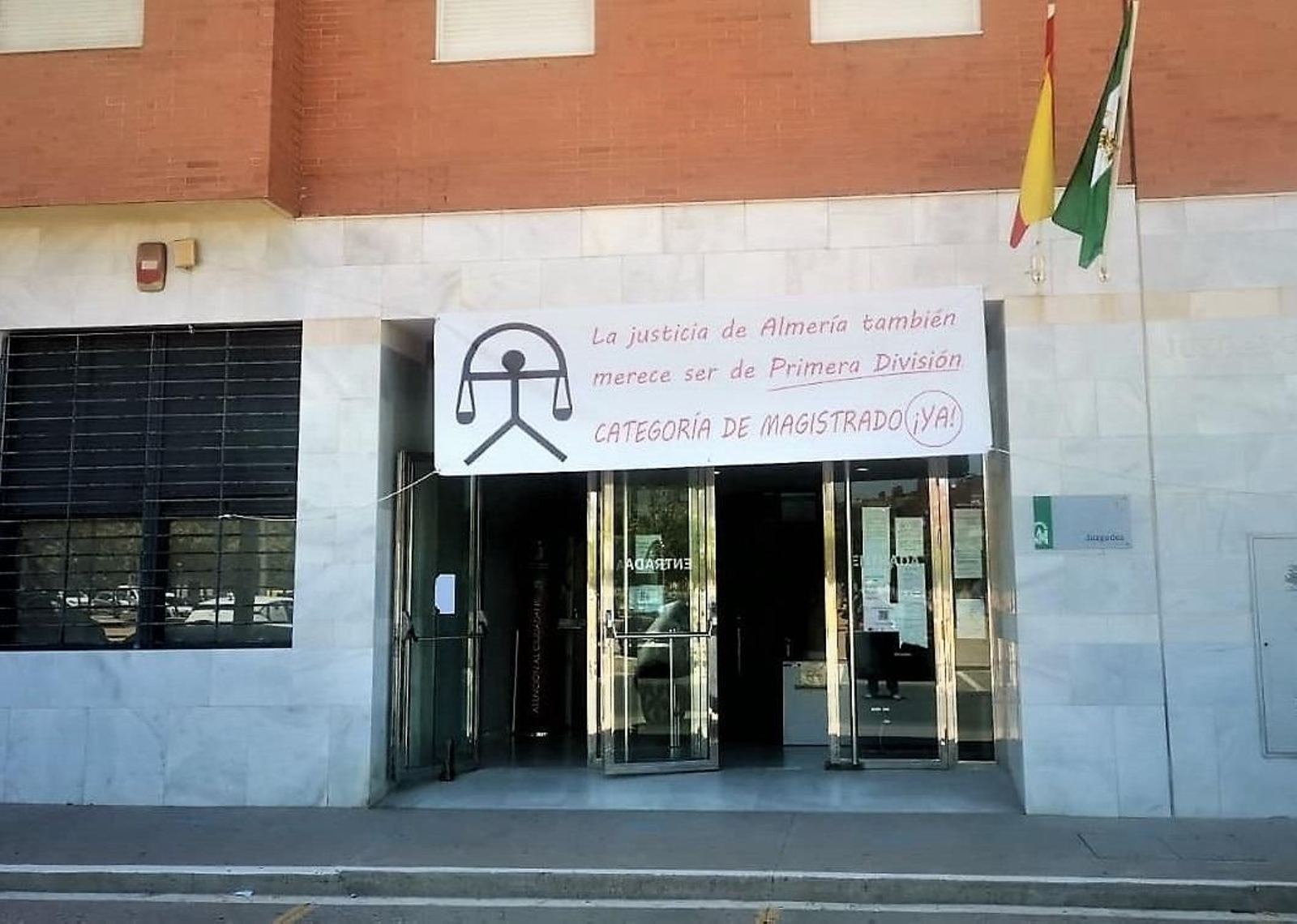 Reivindicación a las puertas de los Juzgados de Roquetas de Mar.