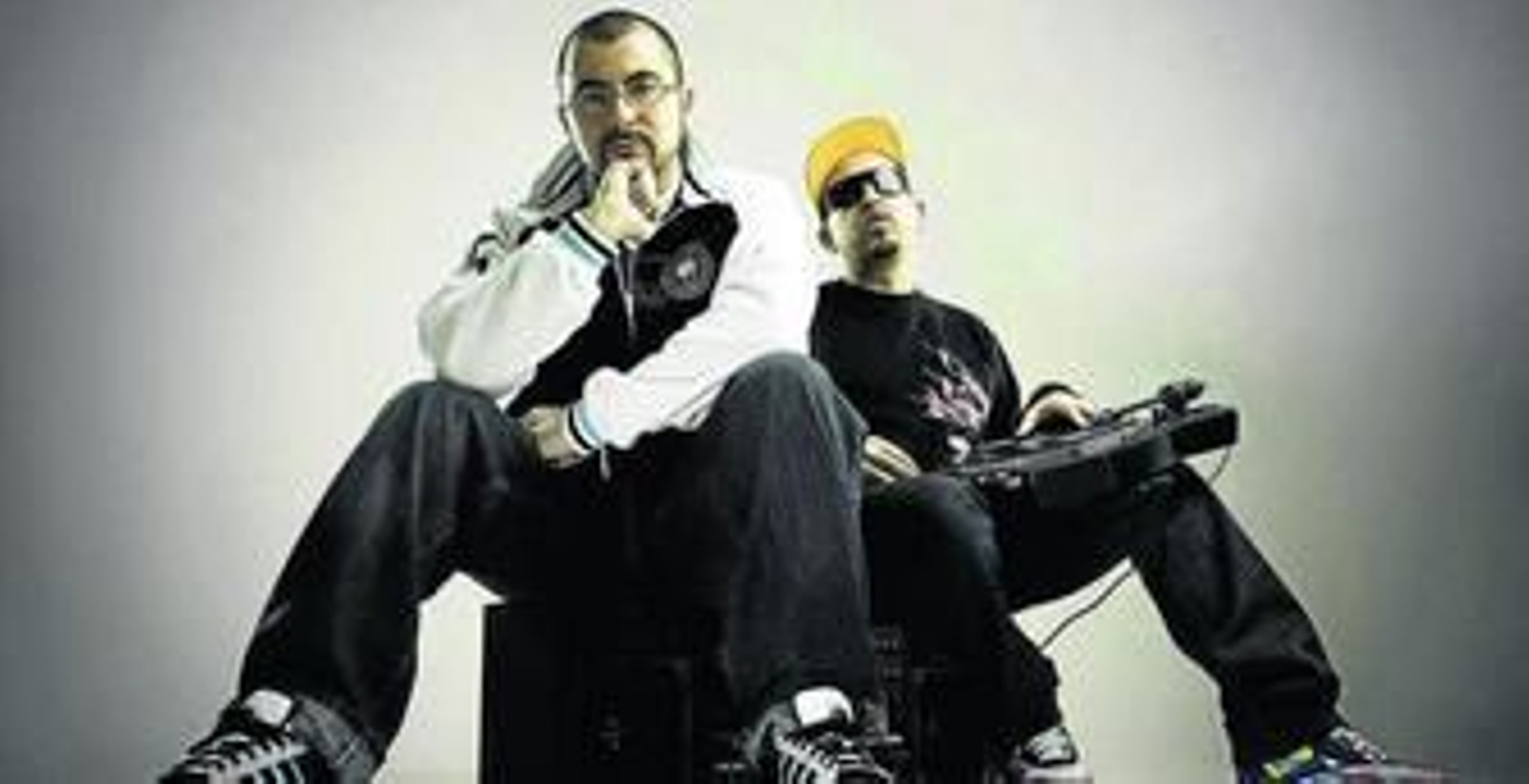 Juaninacka, a la izquierda, presenta esta noche en Granada su último disco.