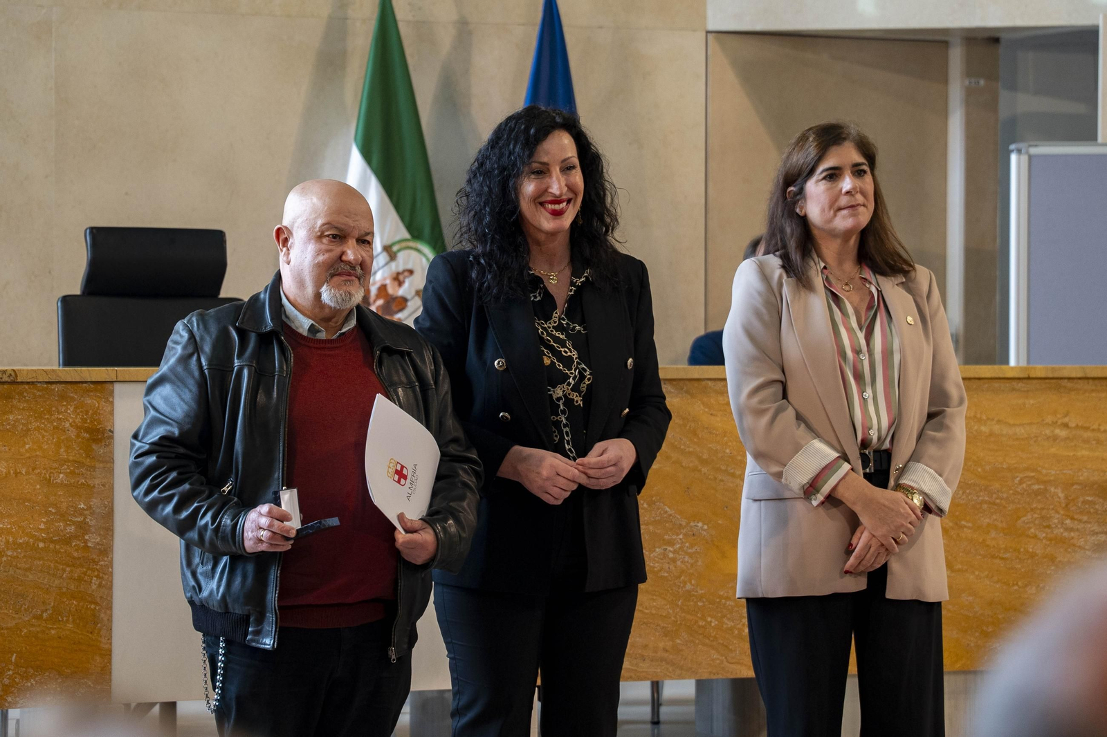 Almería rinde homenaje a su personal municipal con la imposición de los Escudos de Oro