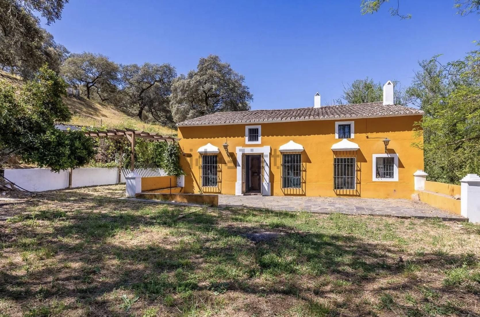 Así es el exclusivo cortijo que se vende en un pueblo de Huelva: Tiene una cascada y cuesta casi un millón de euros
