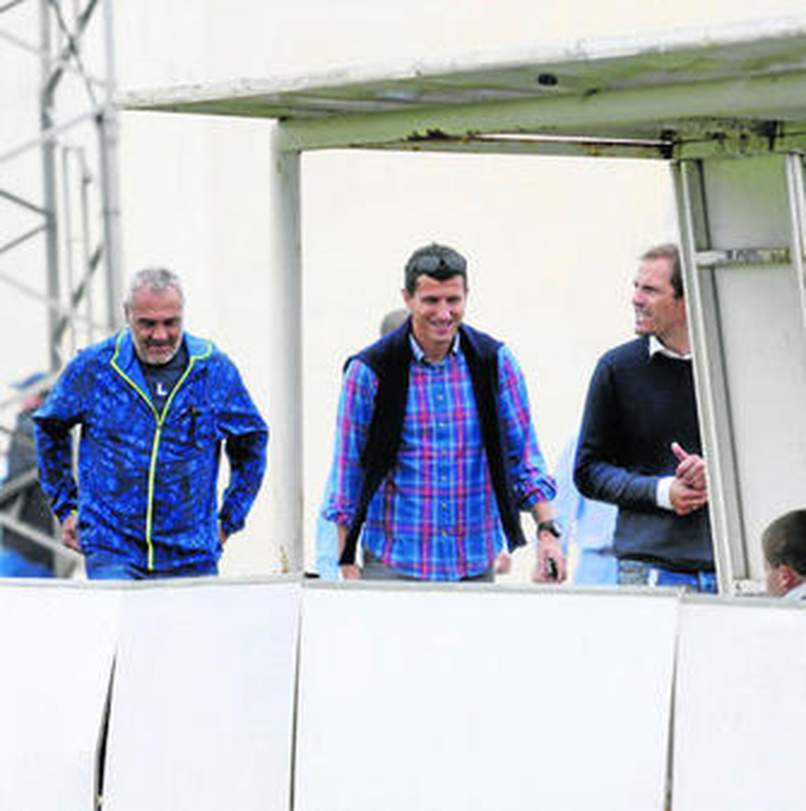 Husillos, Javi Gracia y Francesc Arnau, en el campo de la Federación malagueña.