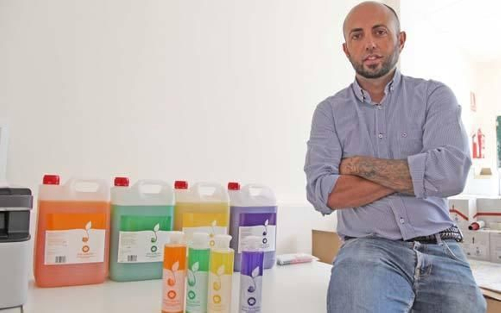 Juan Luis Gil, gerente de 'My Woody' posando junto a la gama de acondicionadores para perros./Vanesa Lobo