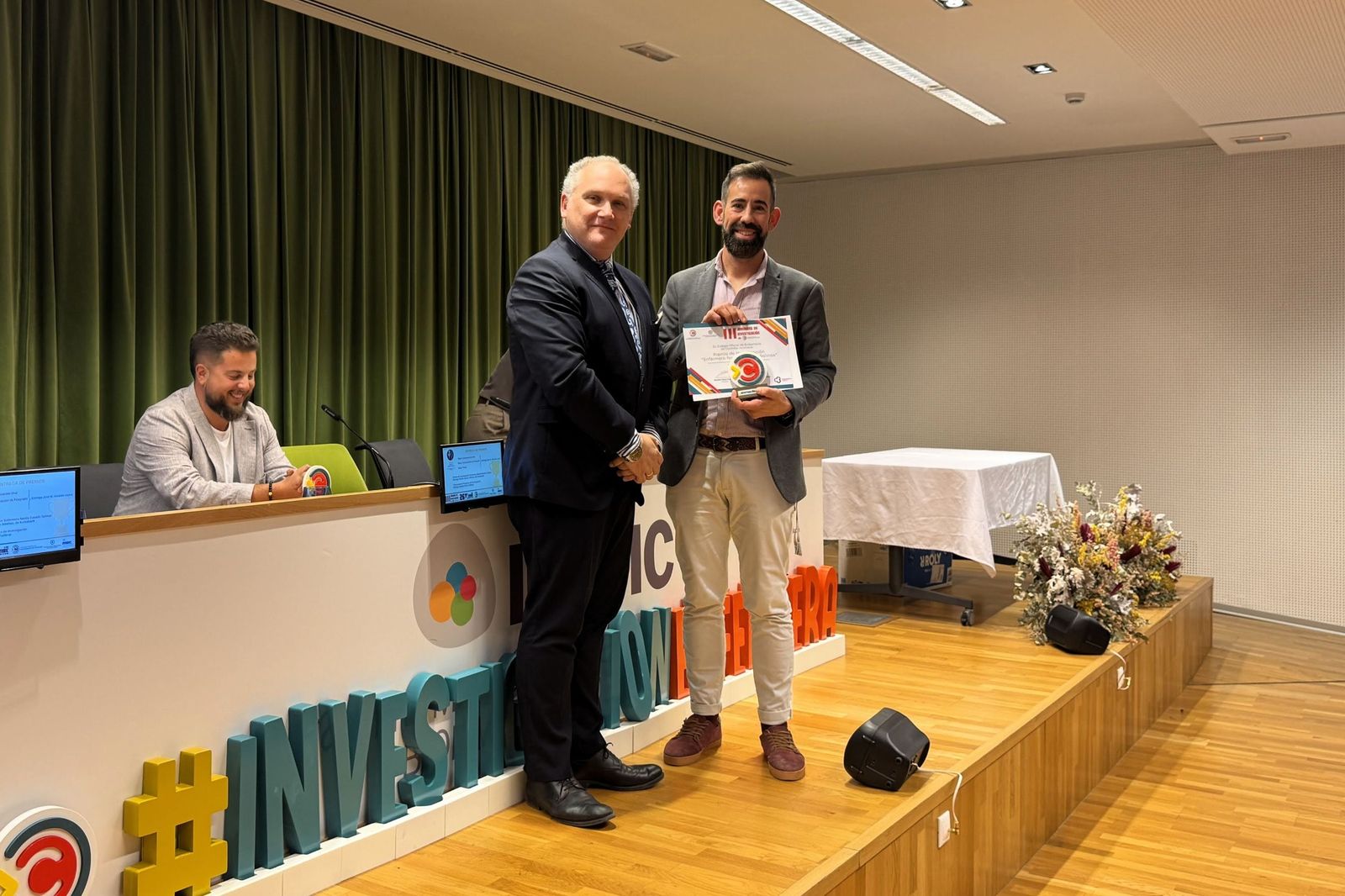 Pedro Arévalo recibe el premio de manos de Alberto Castro, representante de la Fundación Kutxabank.