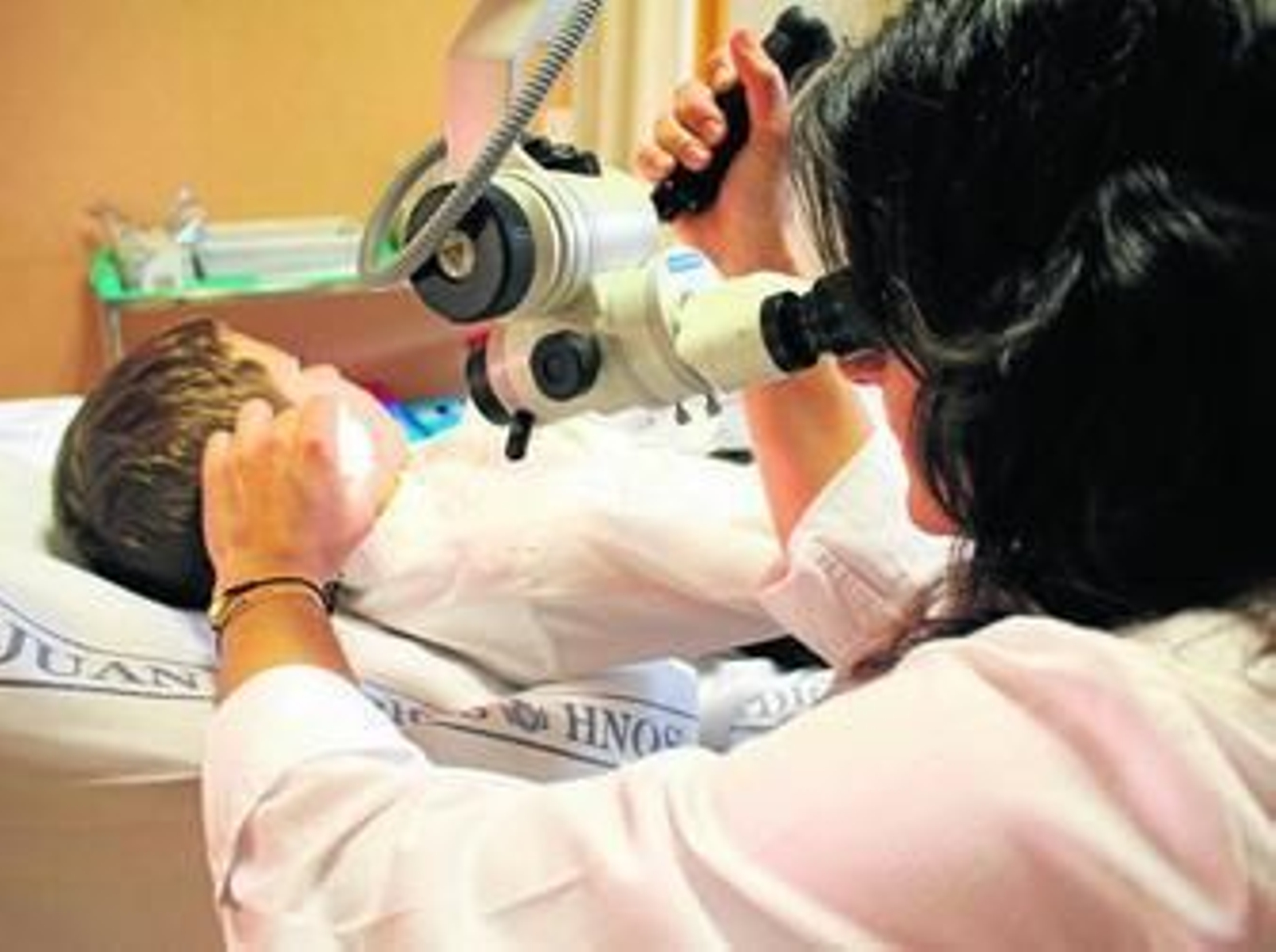 Una especialista del Hospital San Juan de Dios del Aljarafe atiende a un menor en consulta.