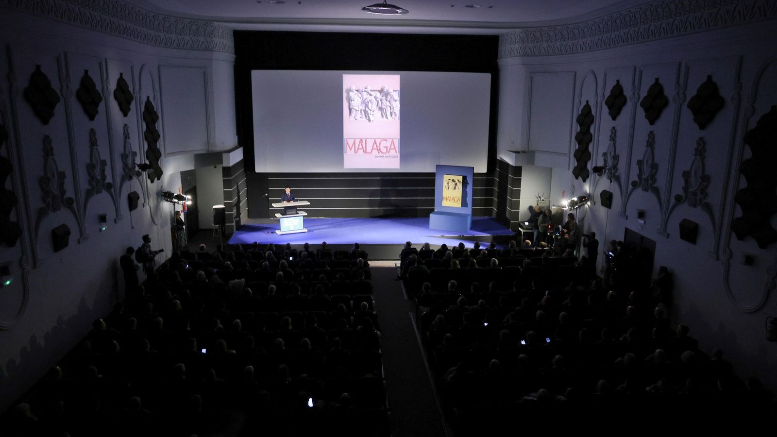 Vista del patio de butacas repleto de público.