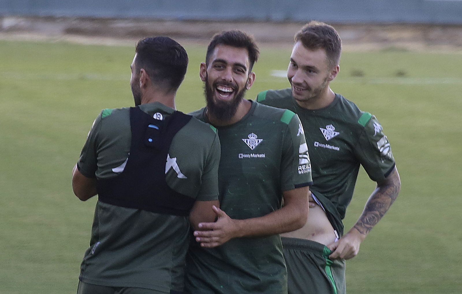 Borja Iglesias junto a Loren en un entrenamiento.