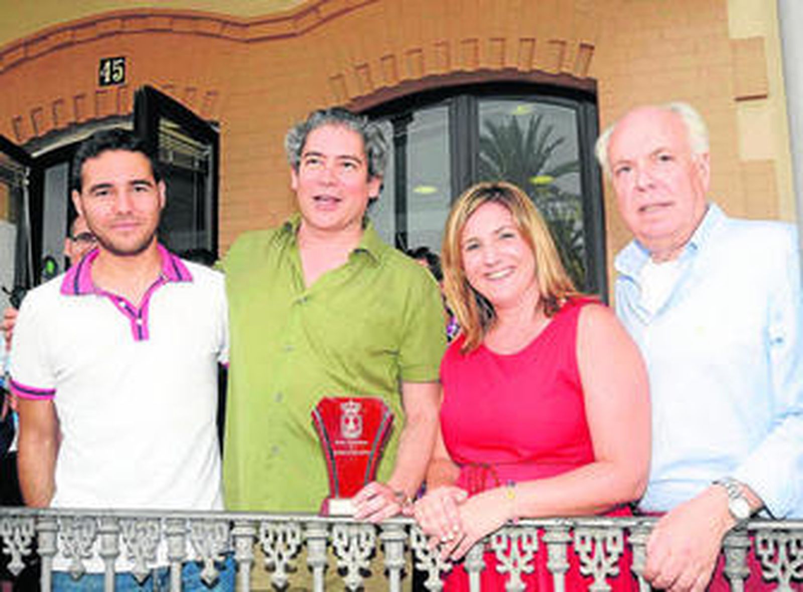 Boris Izaguirre con la alcaldesa, el concejal de Igualdad y el escritor Eduardo Mendicutti ayer en Eressan.