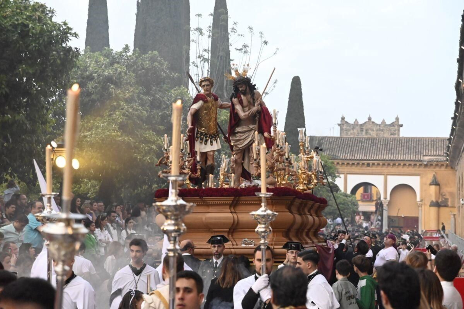 El Señor de los Afligidos, a su paso por el Patio de los Naranjos.