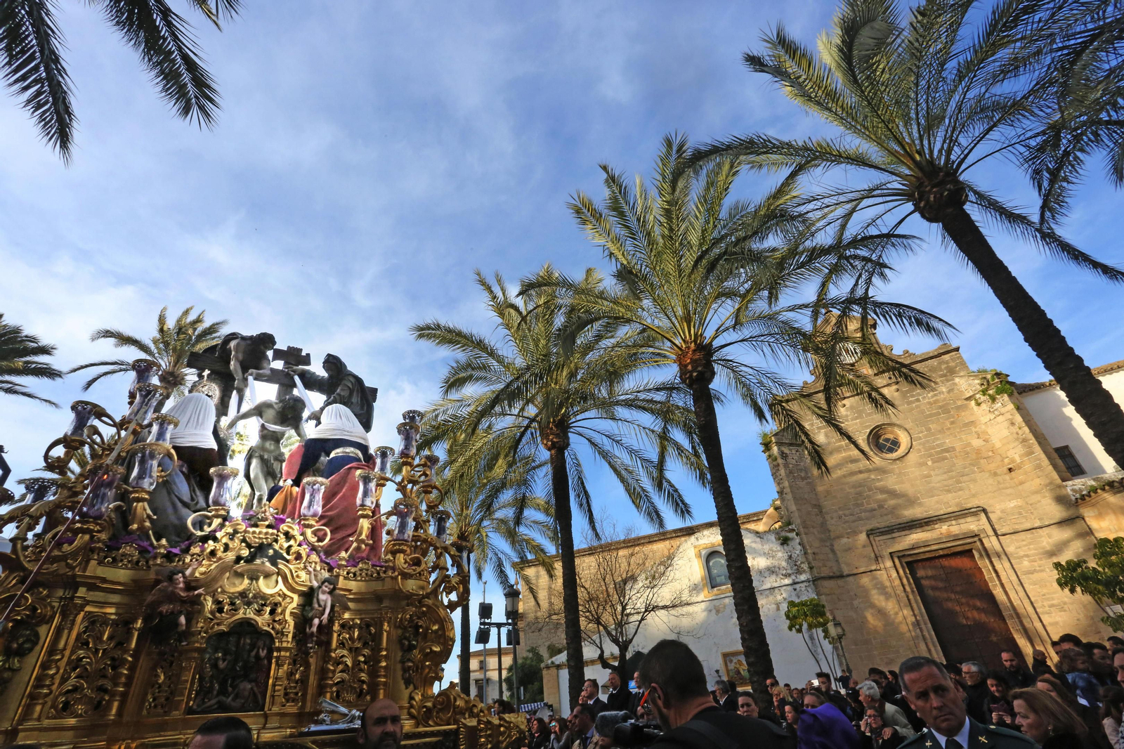 El renovado paso del Descendimiento pasando ante Santo Domingo.