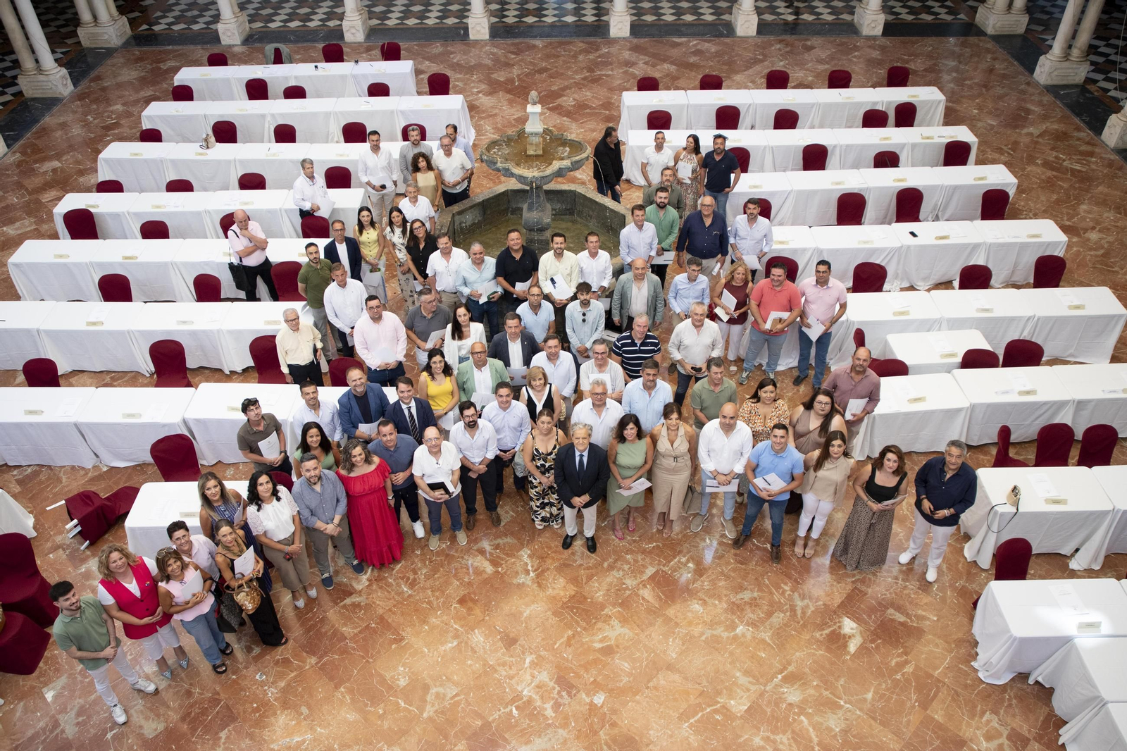 Representantes municipales tras la firma de los acuerdos.