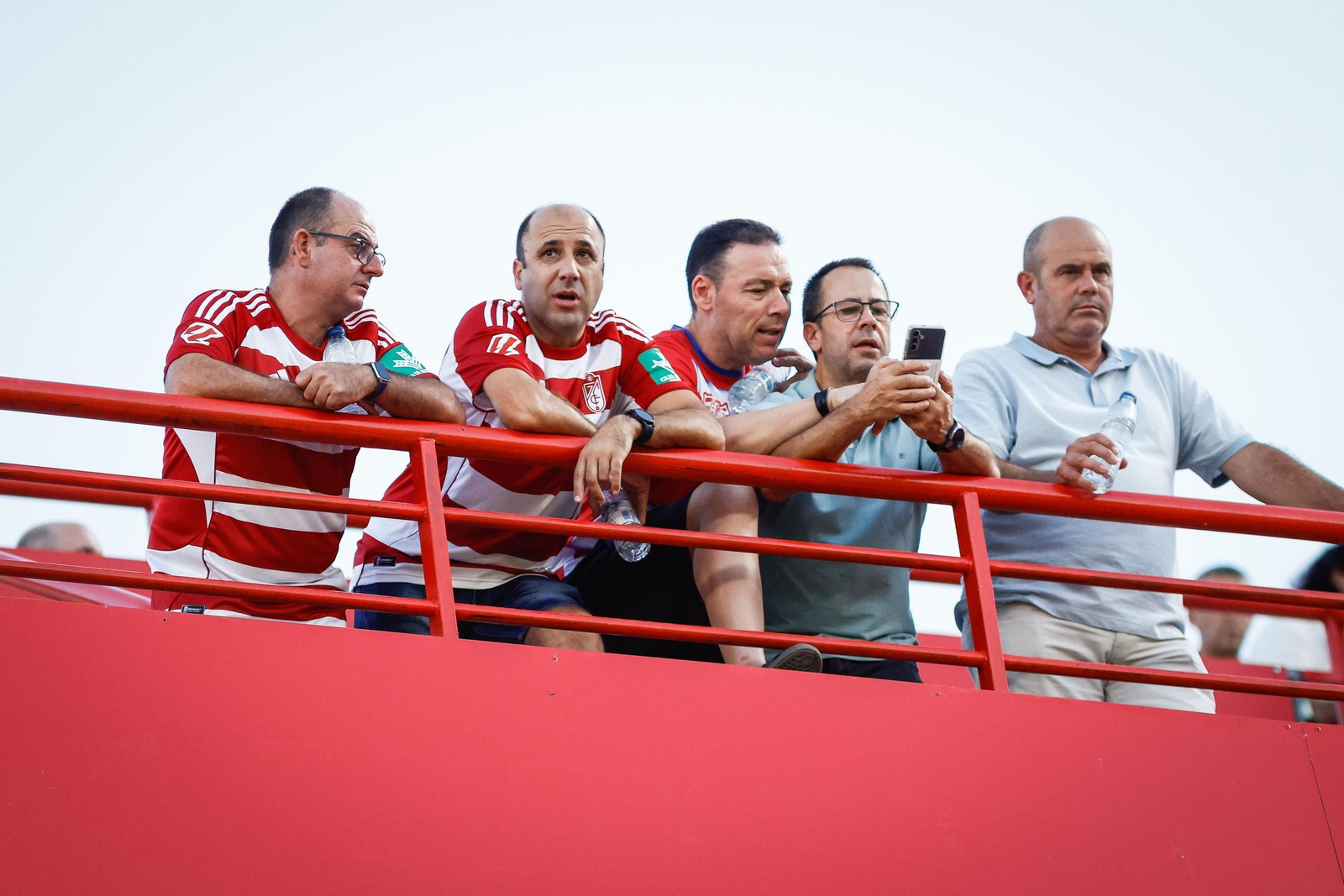 Encuéntrate en la grada de Los Cármenes y en el recibimiento al Granada CF