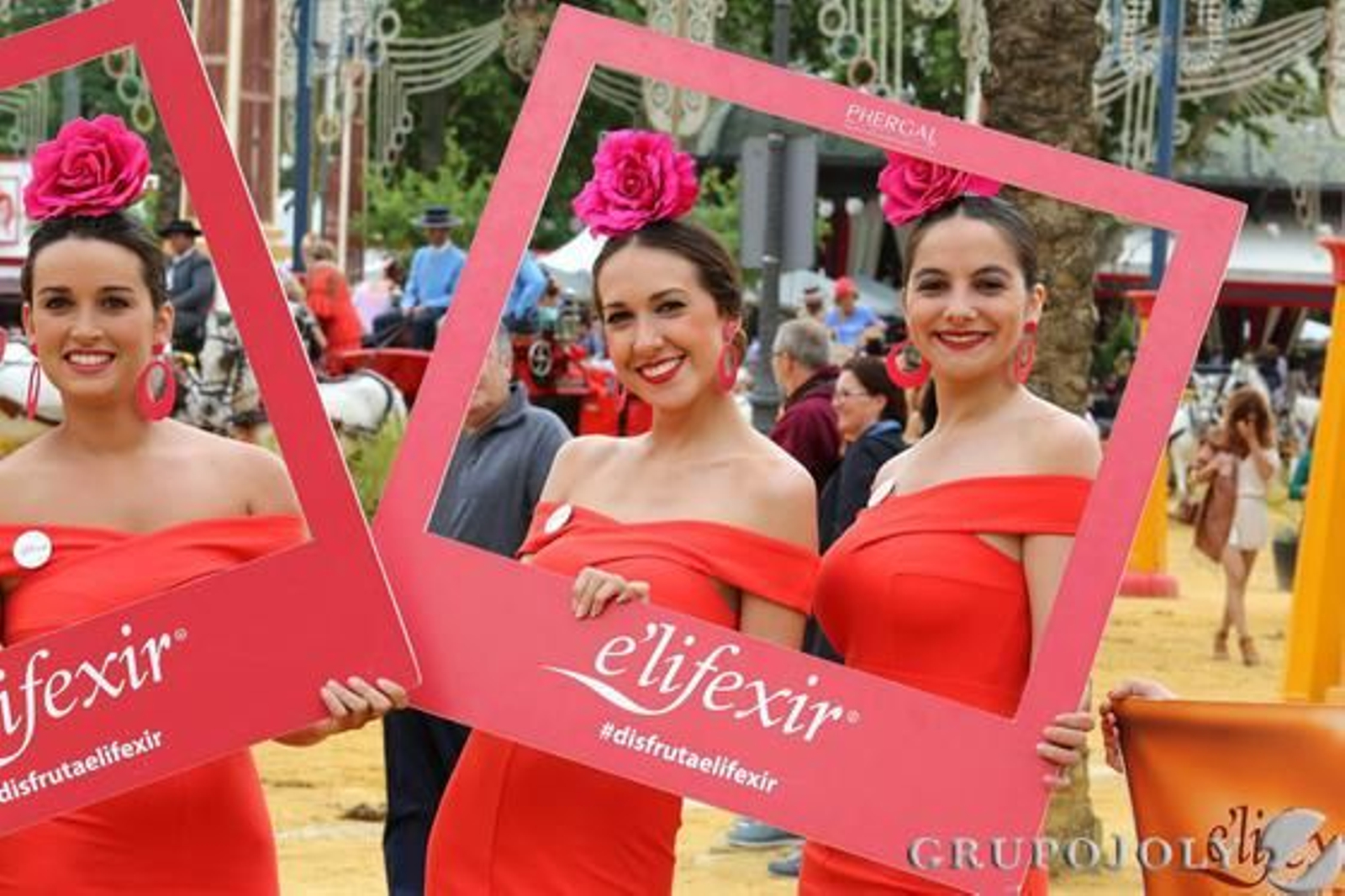 Un grupo de mujeres promociona cosméticos en pleno recinto ferial del González Hontoria.

Foto: Pascual