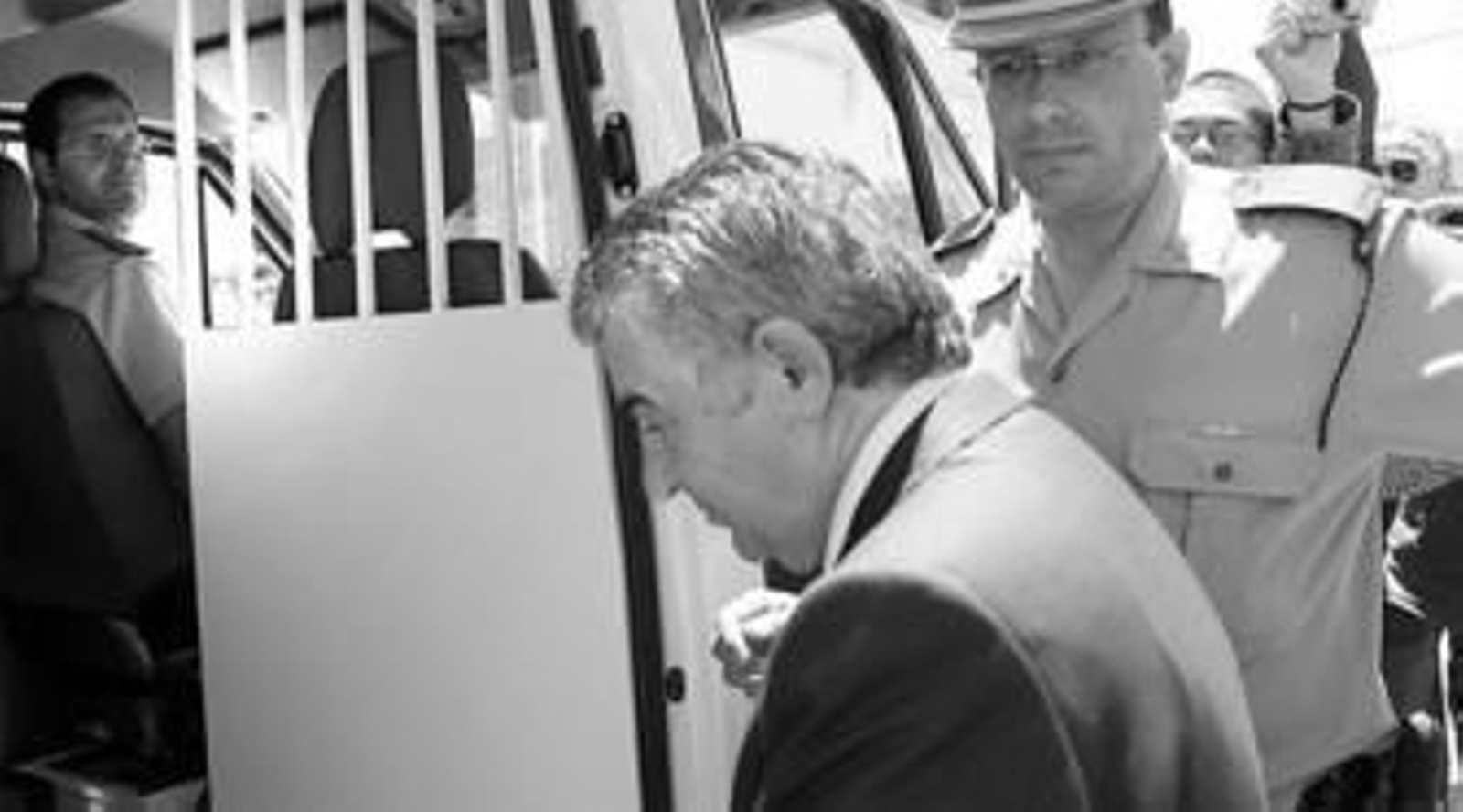 Juan Antonio Roca es conducido al interior del furgón para ser trasladado desde La Palma a la prisión de Alhaurín de la Torre.