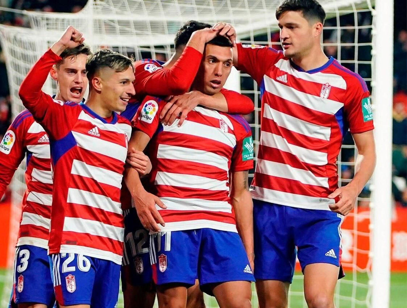 Los jugadores del Granada CF celebran uno de los goles de Uzuni ante el Tenerife