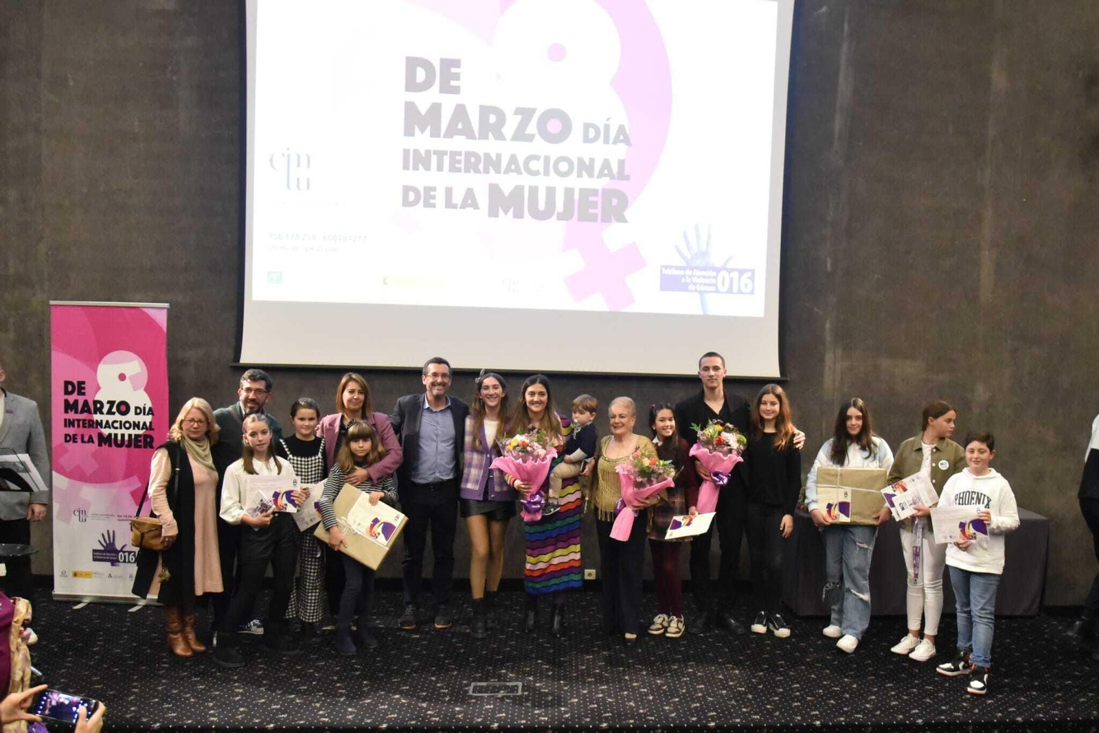 Foto de familia de las galardonadas en La Línea.