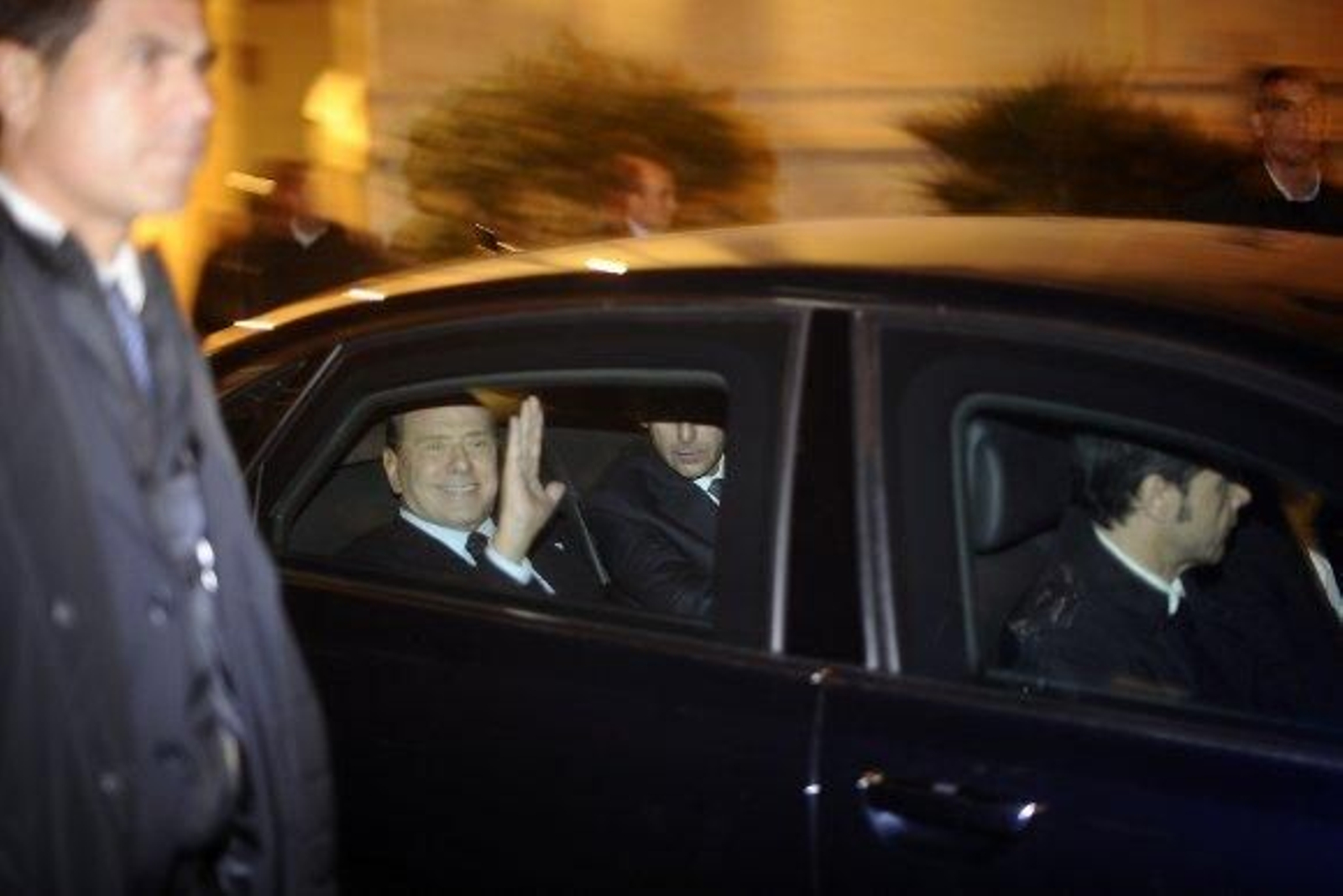 Dimite Silvio Berlusconi