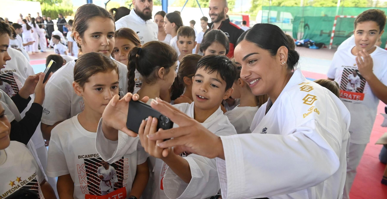 María Torres se fotografía con varios jóvenes cordobeses en su acto en Open Arena.
