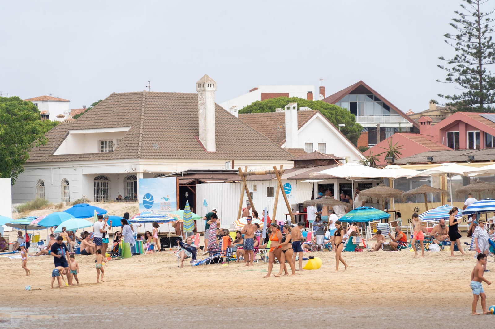 La mañana nublada en las playas de El Portíl