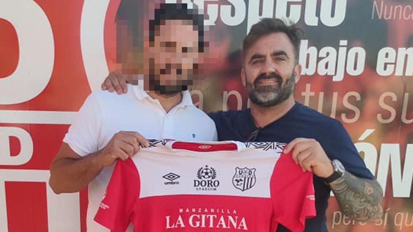 Isidoro Martín, alias El Doro, durante la presentación de uno de sus futbolistas para la UD La Algaida.