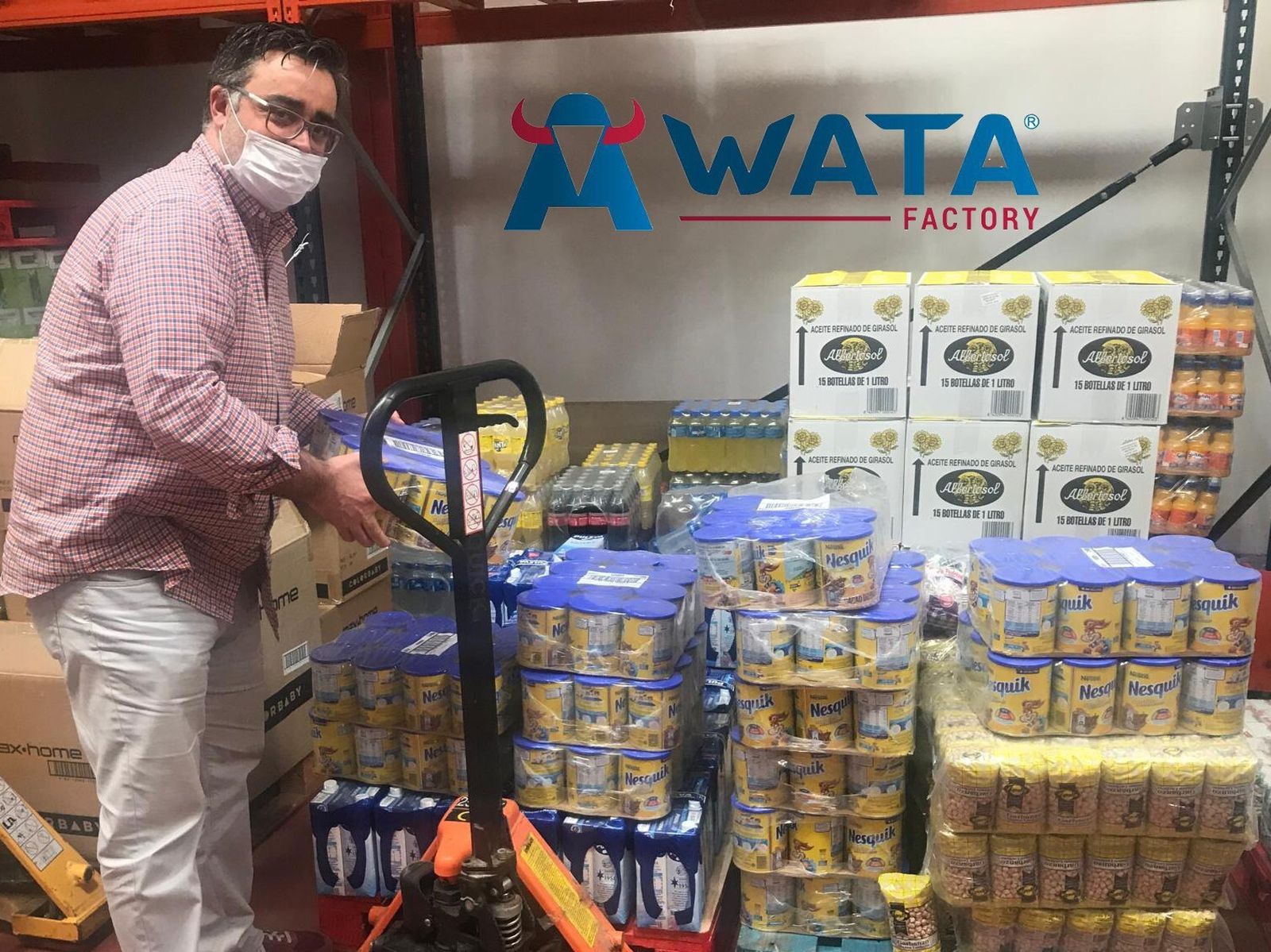 Representante de Wata Factory con los alimentos donados.