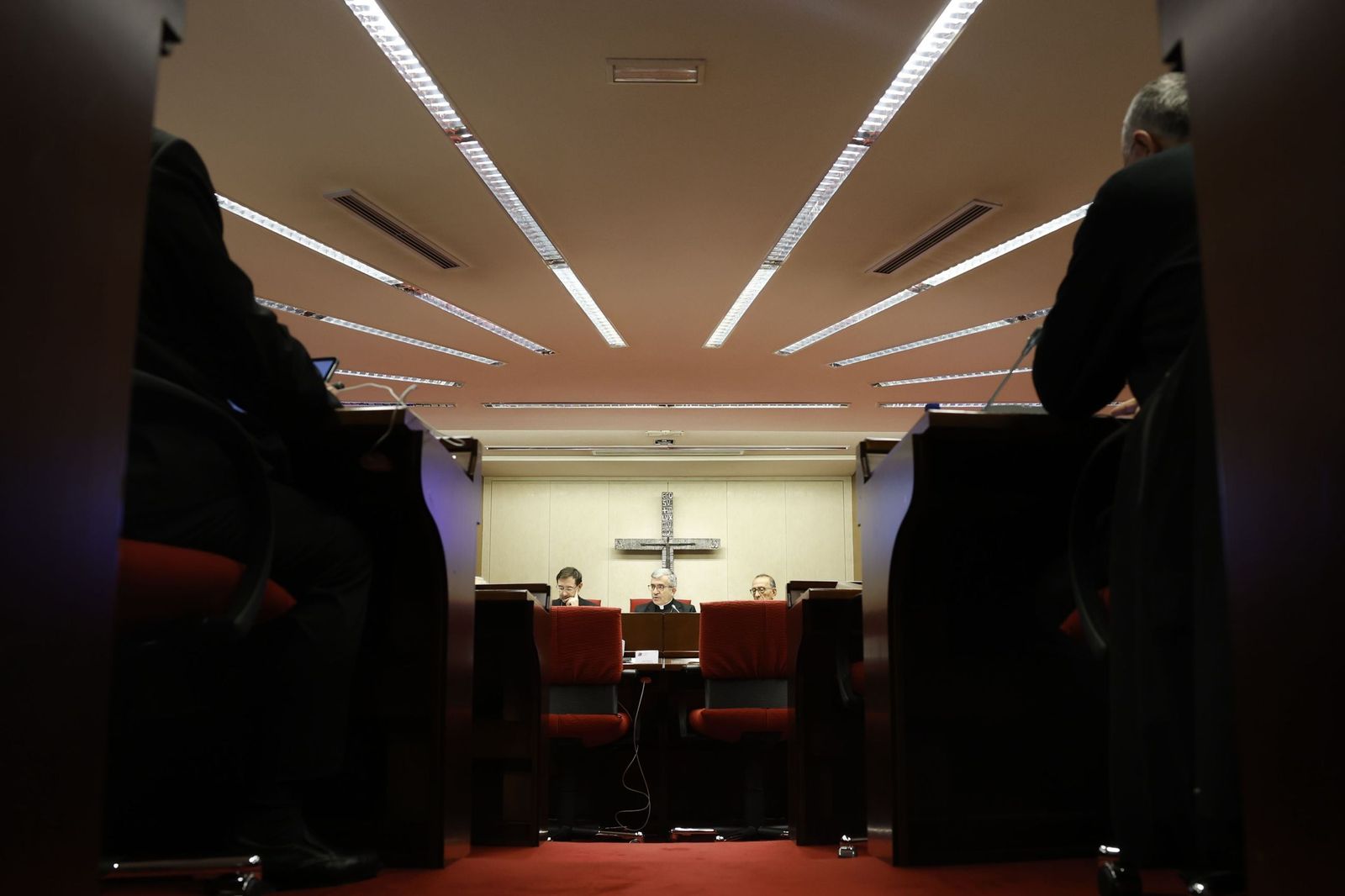 Luis Argüello, presidente de la Conferencia Episcopal, en el centro de la imagen.