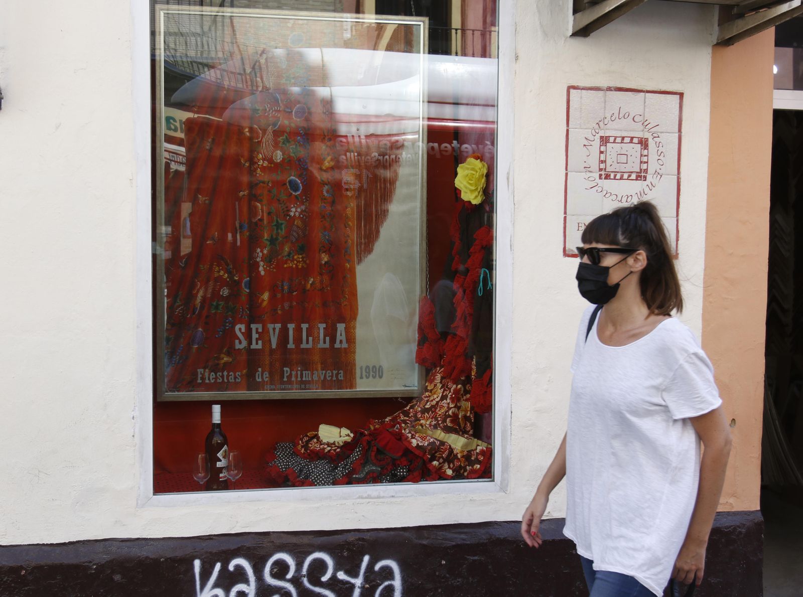 Cartel anunciador de las Fiestas de Primavera de Sevilla de 1990 expuesto en el escaparate de la tienda de Marcelo Culasso, en la calle Feria.