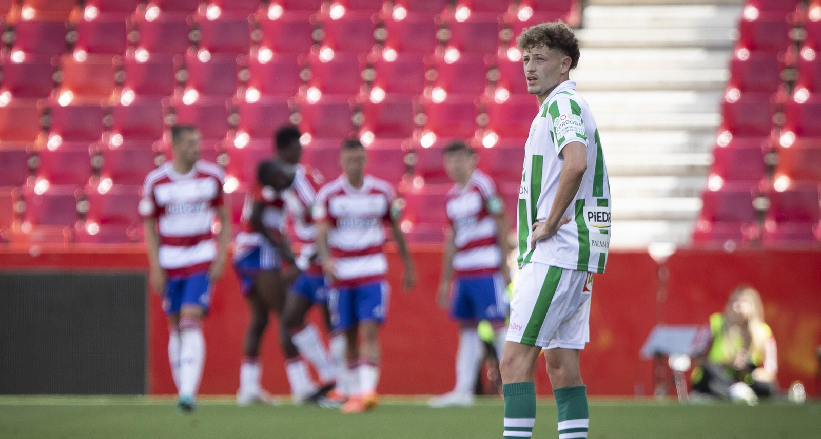 Simo, con cara de circunstancias tras uno de los goles del Recreativo Granada ante el Córdoba CF.