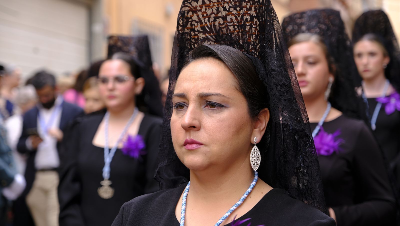 La Procesión de Los Ángeles de sobrepuso a la lluvia, en imágenes