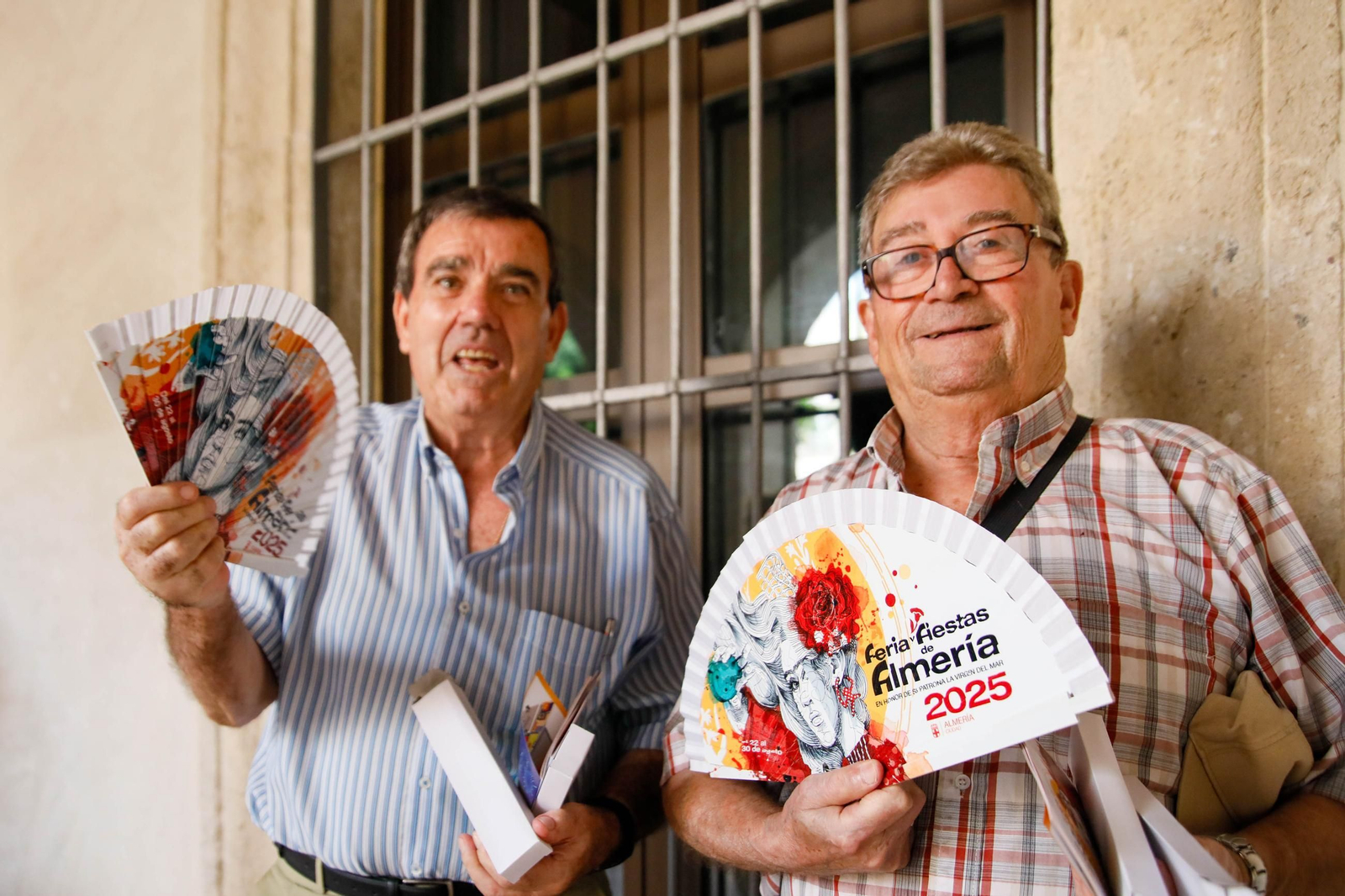 Las imágenes del reparto de abanicos en la Plaza de la Constitución en Almería