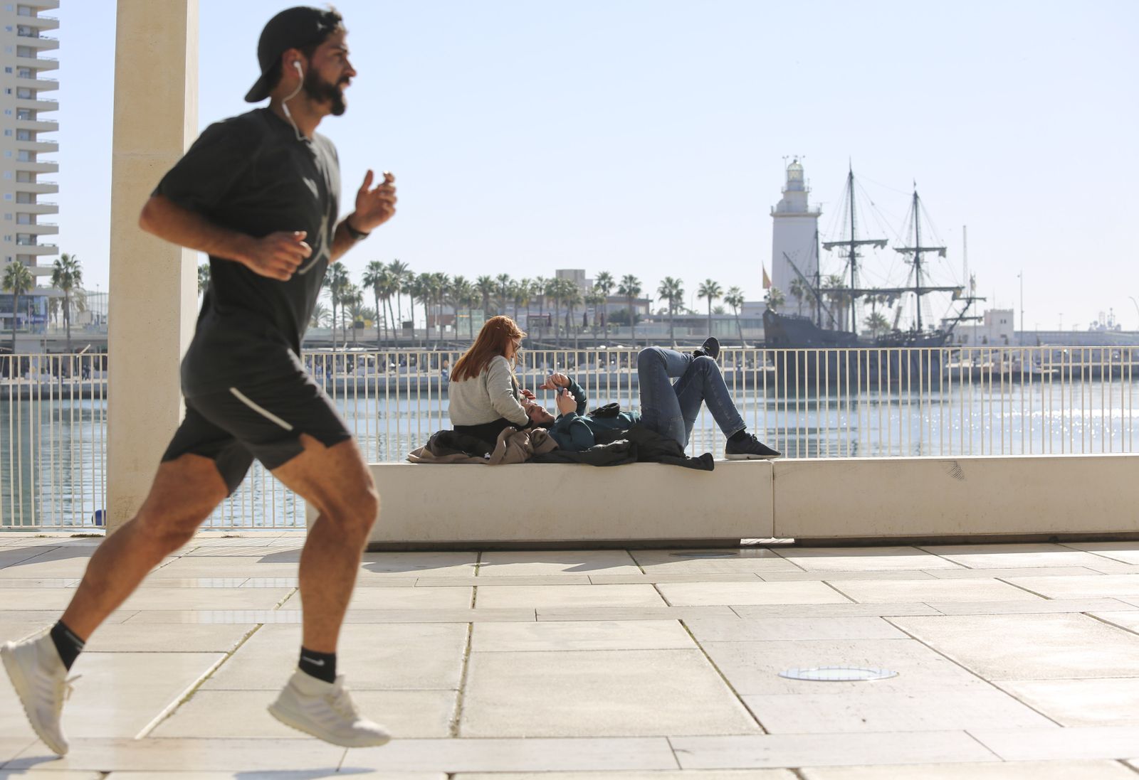 Un hombre hace deporte en el Palmeral de las Sorpresas, en el Puerto de Málaga.