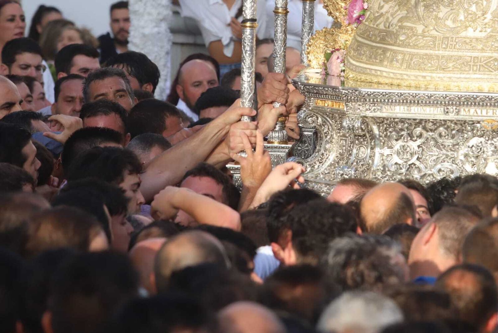 La Virgen del Rocío avanza por las calles de Almonte, en imágenes
