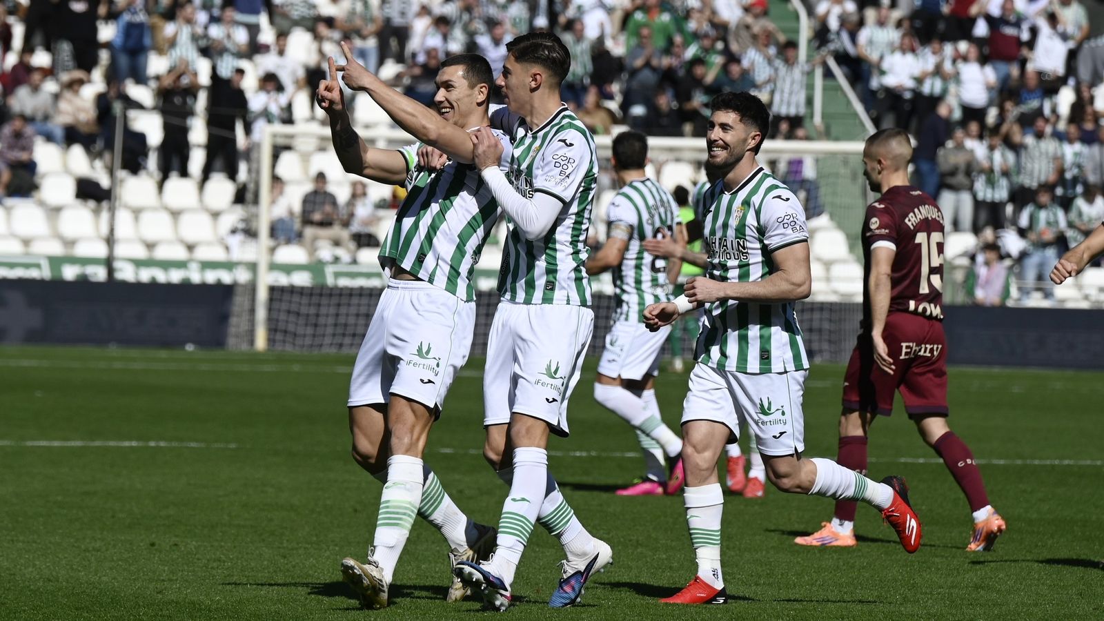 Adri Fuentes celebra con Requena y Jacobo su último gol con el Córdoba CF.