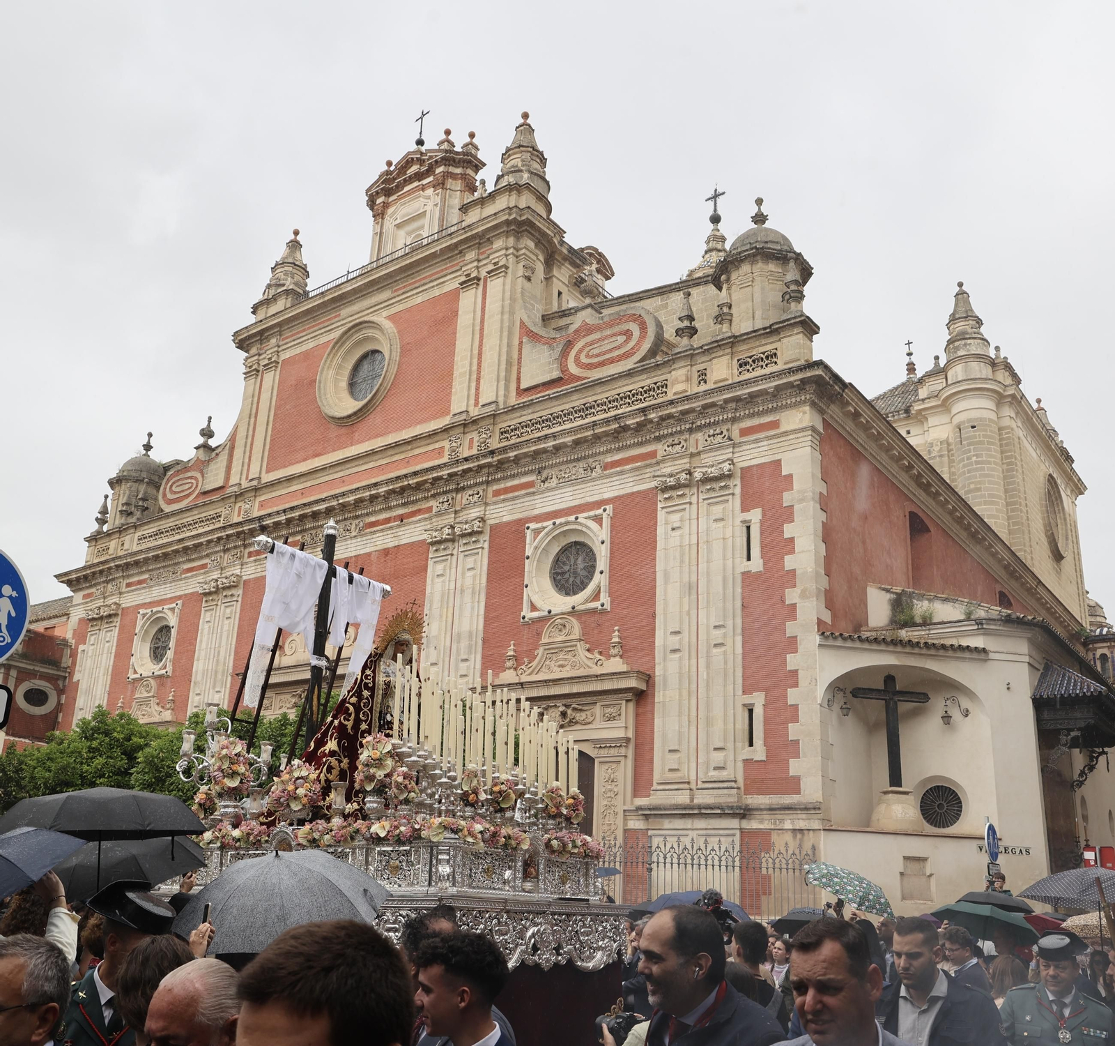 Los Desamparados del Parque Alcosa recorre el centro de Sevilla