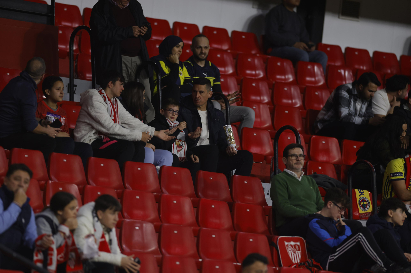 Búscate en las fotos del Sevilla-Fenerbahçe,