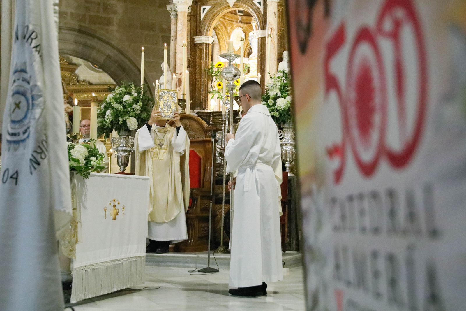 Imágenes de la procesión del Corpus Christi en Almería: así han sido la misa y la posterior marcha por la capital