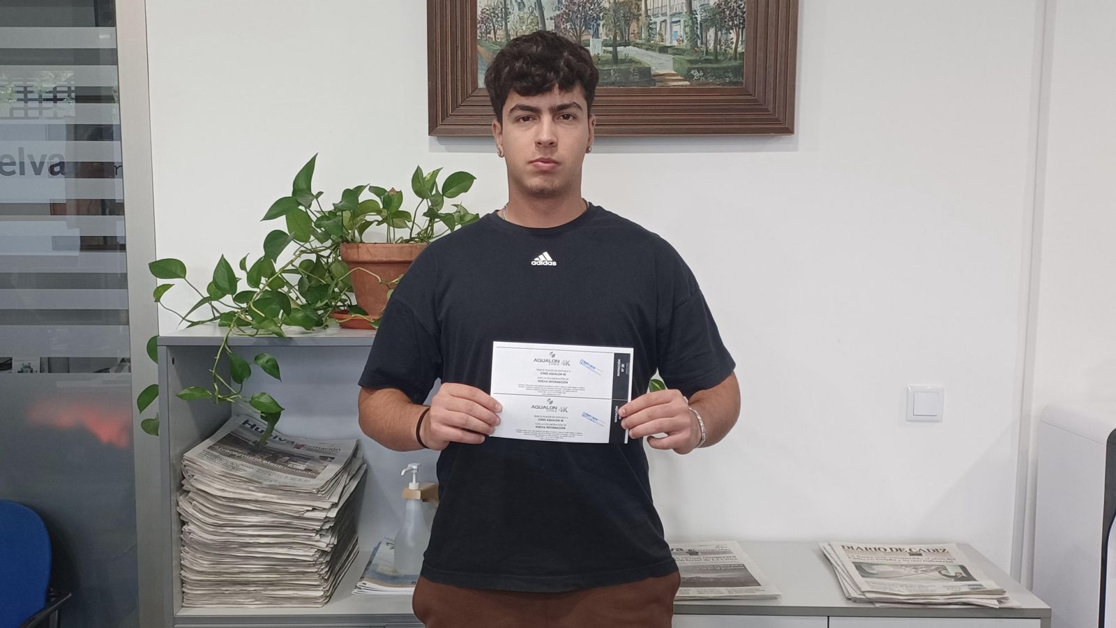 Asier González, recoge en nombre de Natalia Terán, una de las ganadoras del pasado sorteo