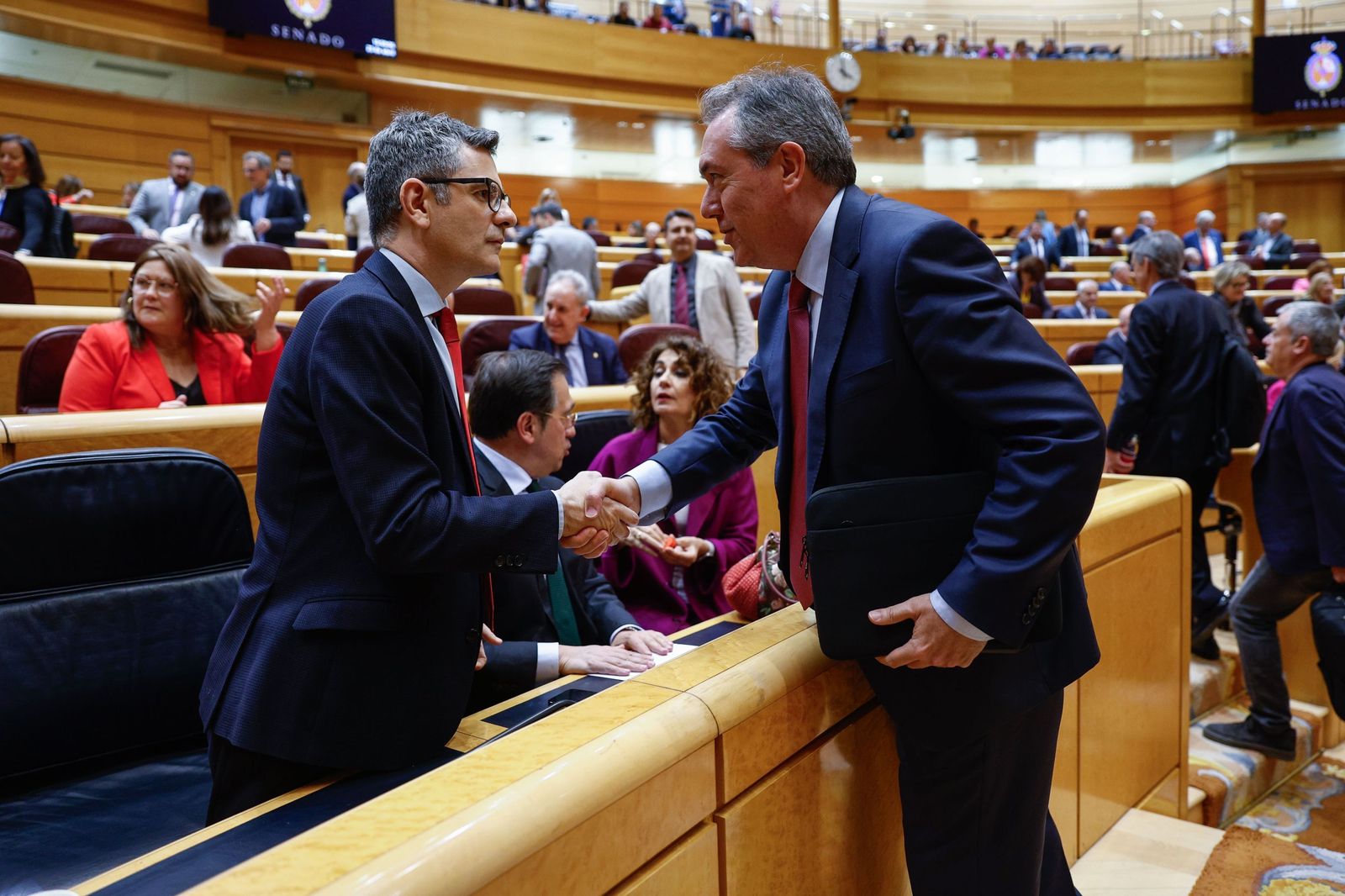 Juan Espadas saluda al ministro de Justicia Félix Bolaños en el Senado
