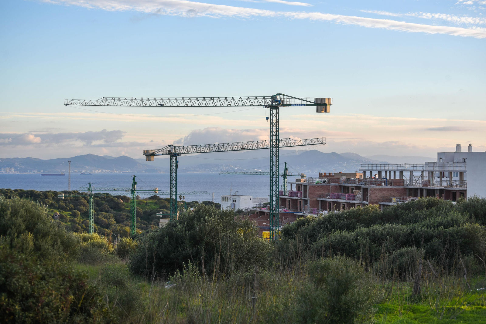 Grúas de construcción en Tarifa.