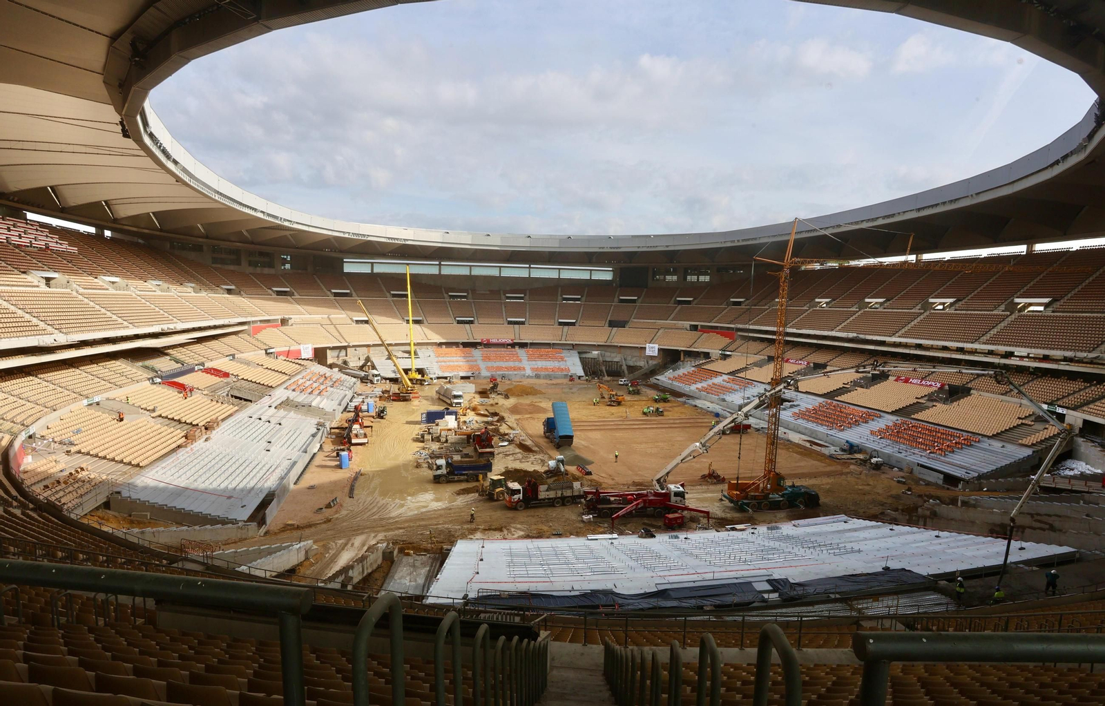 Una vista general de las obras con las nuevas gradas en el Estadio de la Cartuja.