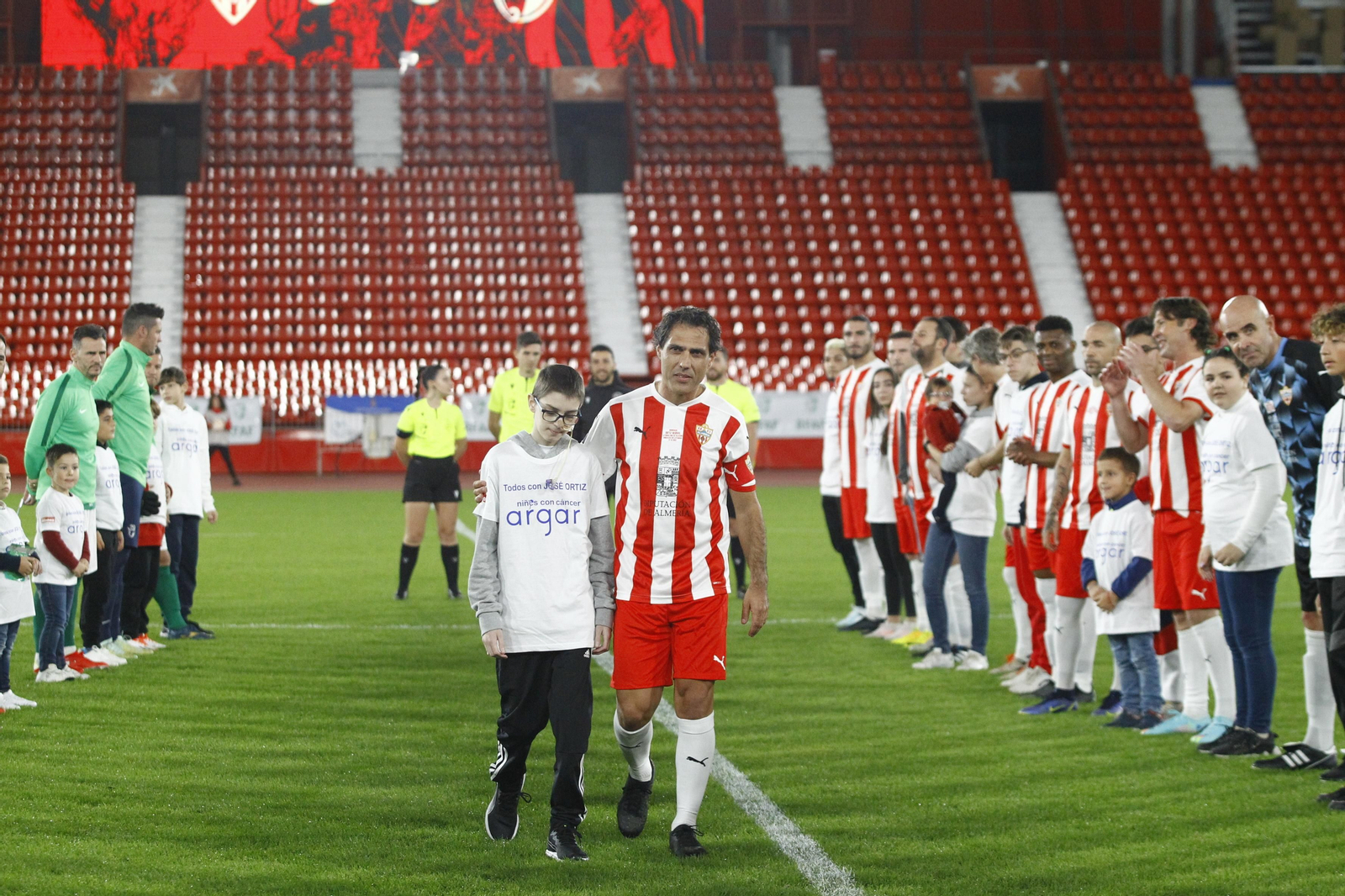 Imágenes del partido homenaje al 'eterno' capitán de la U.D. Almería, José Ortiz