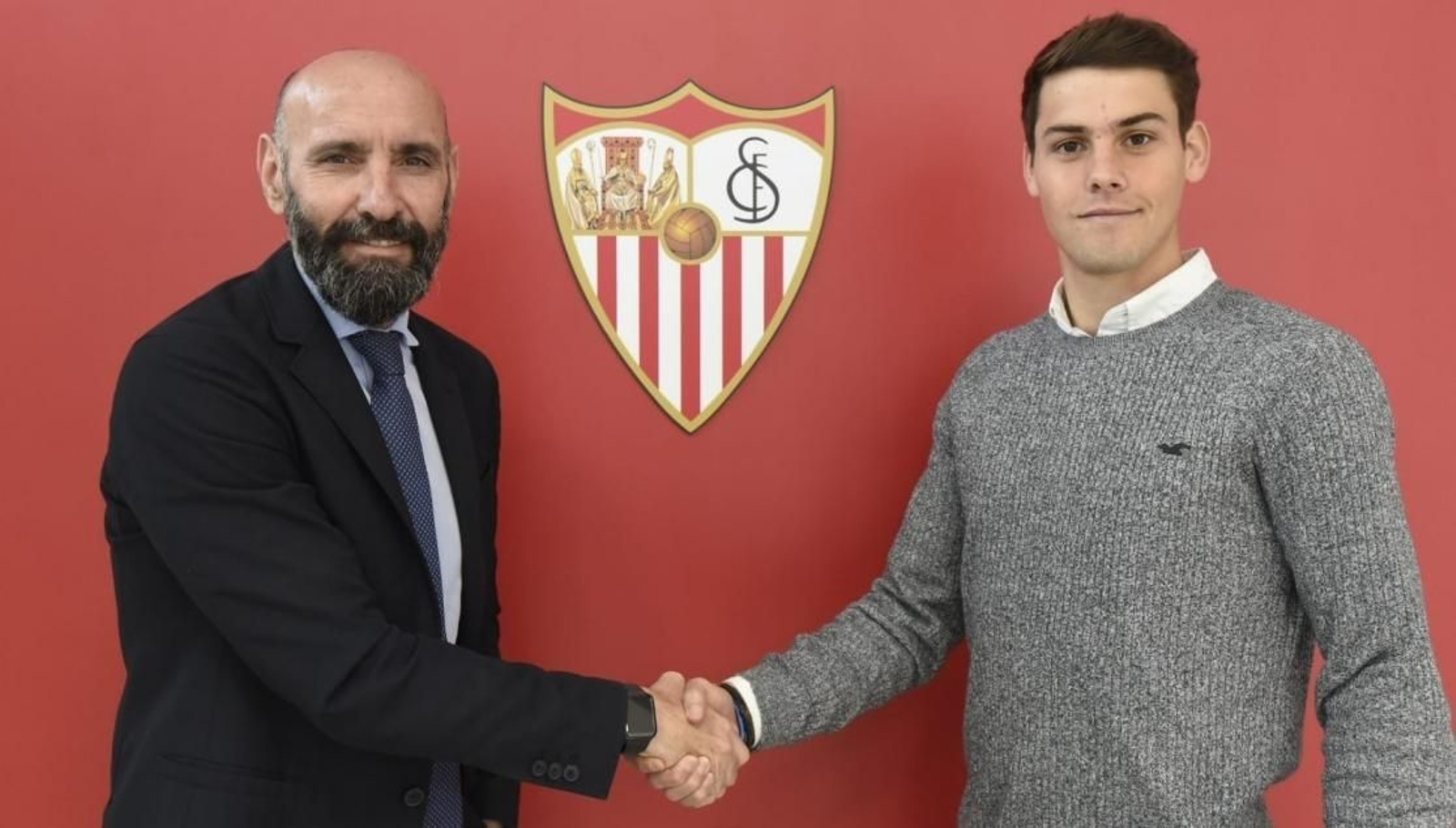 Monchi le estrecha la mano a Javi Díaz tras la ampliación de su contrato.