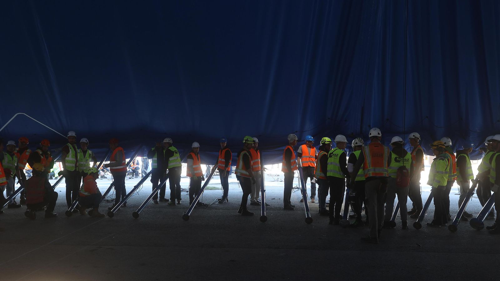 Otro momento del alzamiento de la carpa.