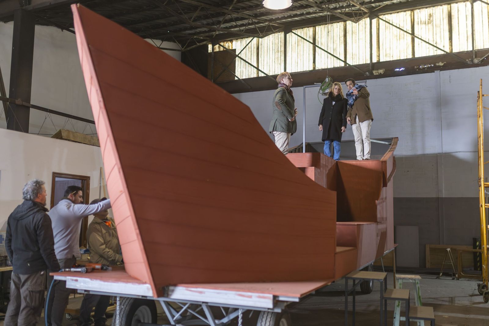 Pilar Miranda visitando el montaje de las carrozas