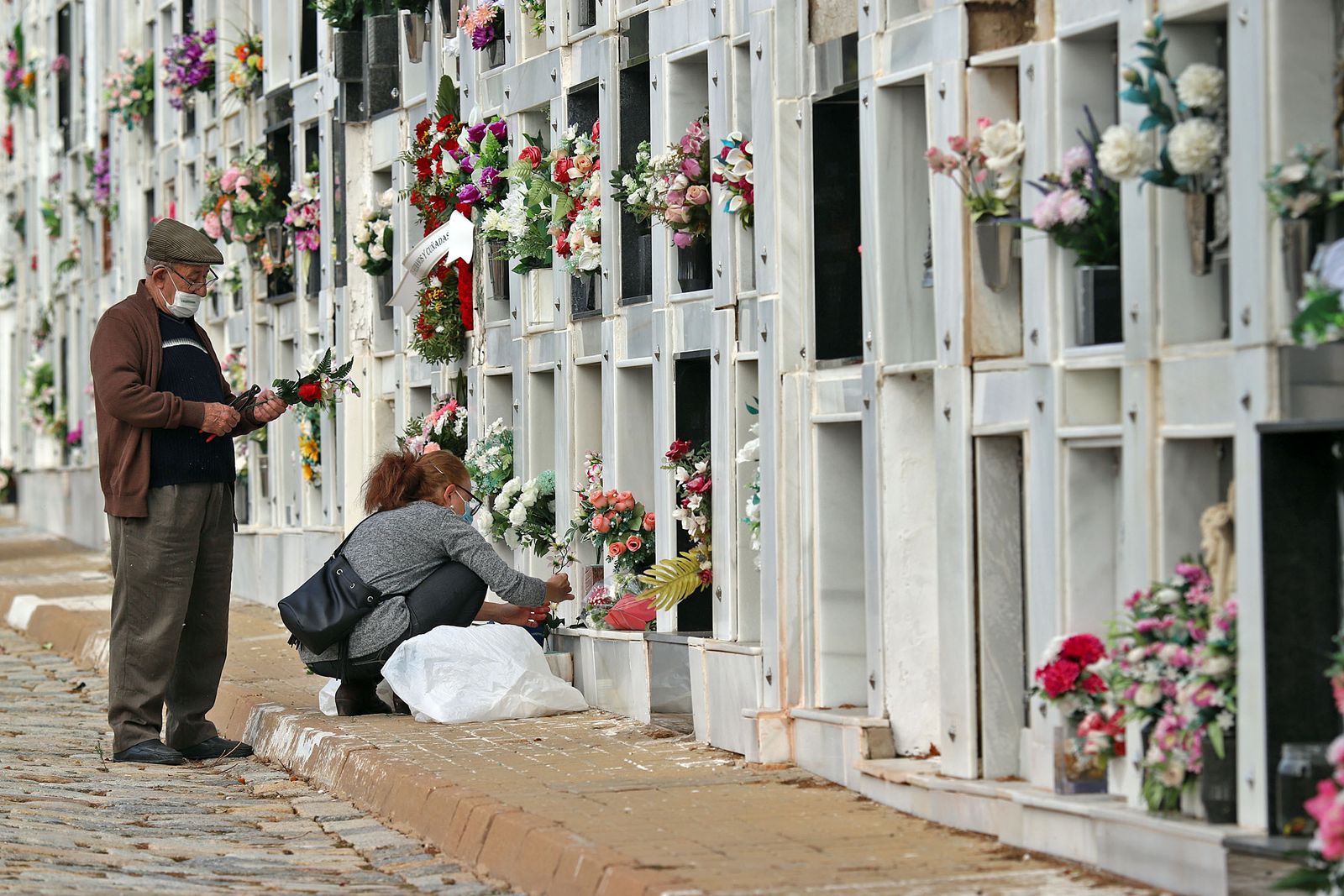 Imágenes de los preparativos en el cementerio de Huelva con motivo de la festividad de Todos los Santos