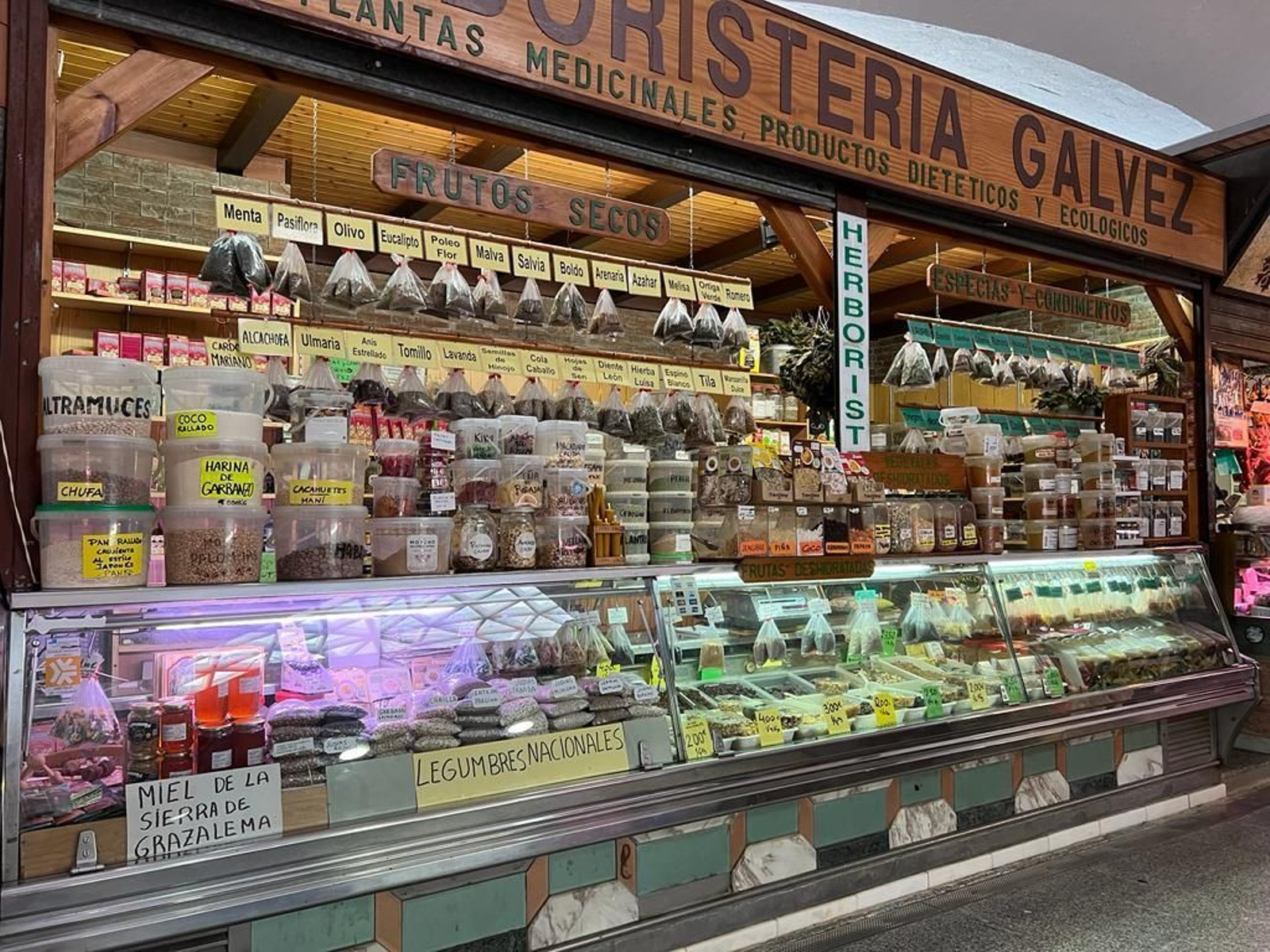 Una mañana de compras en el Mercado Ingeniero Torroja de Algeciras, en imágenes.