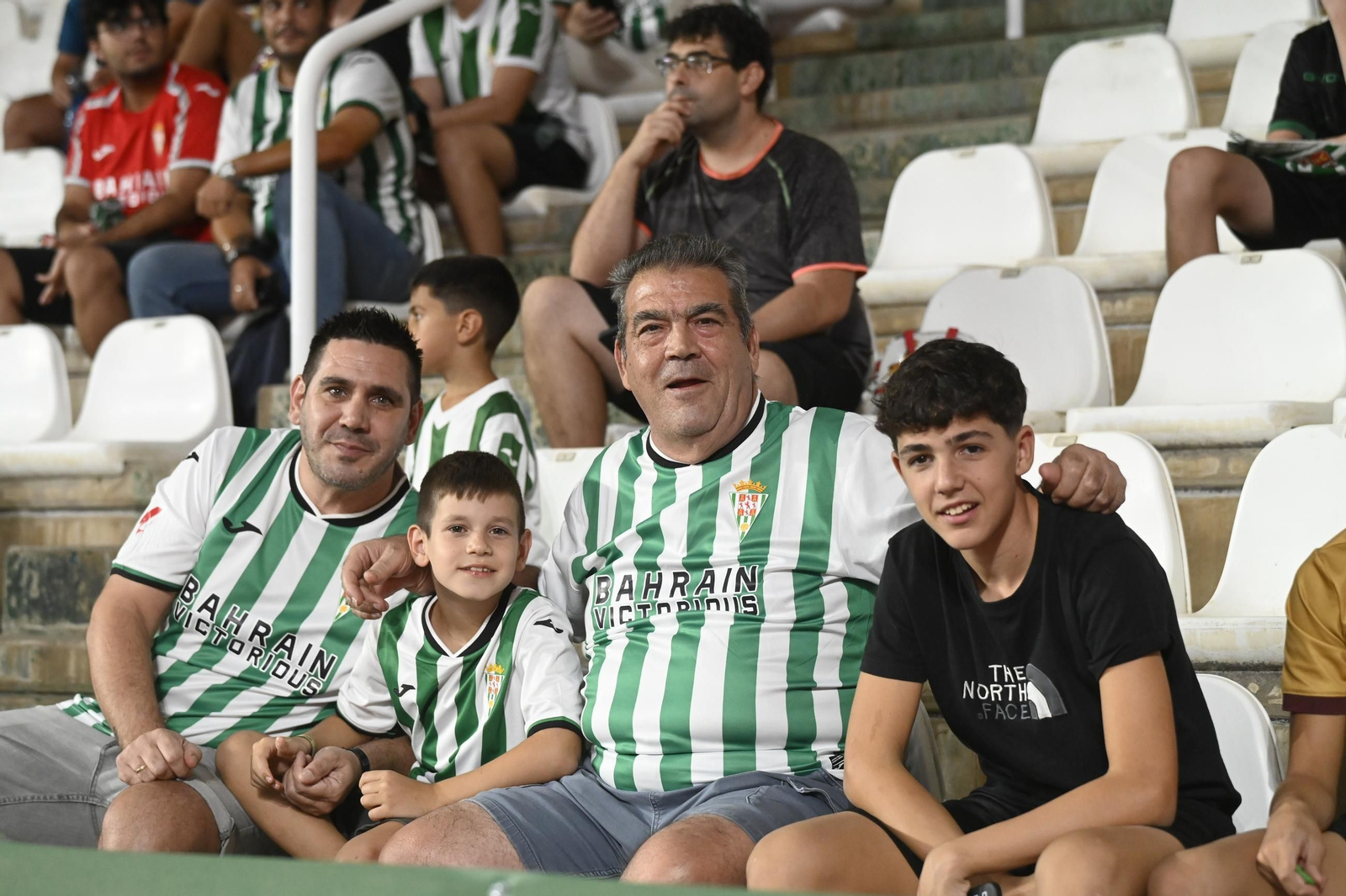 Las mejores fotos del ambiente en El Arcángel para el Córdoba CF - Racing de Santander